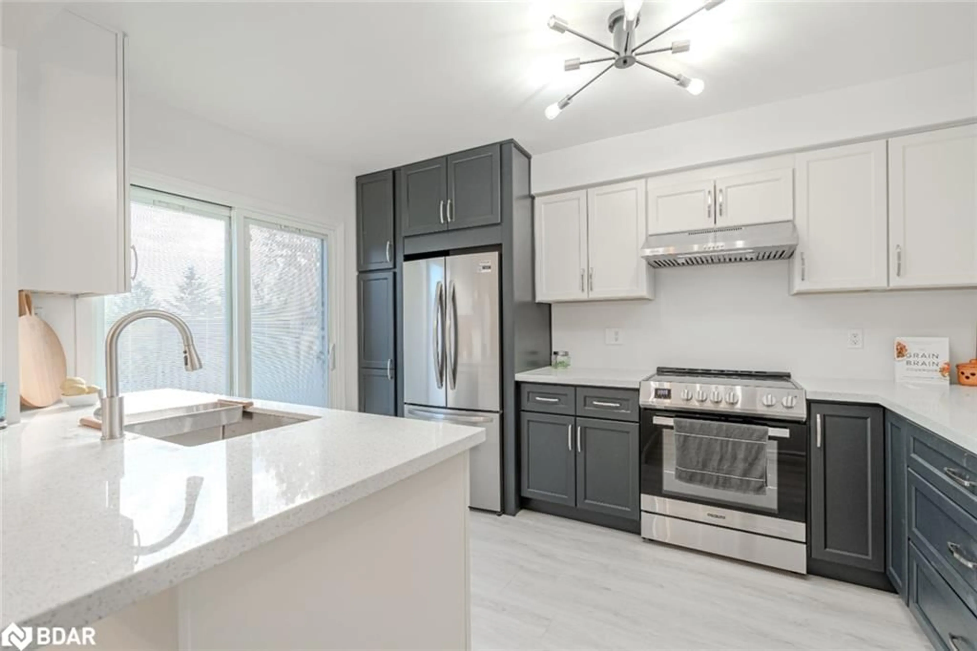 Open concept kitchen for 75 Garden Dr, Barrie Ontario L4N 5T9