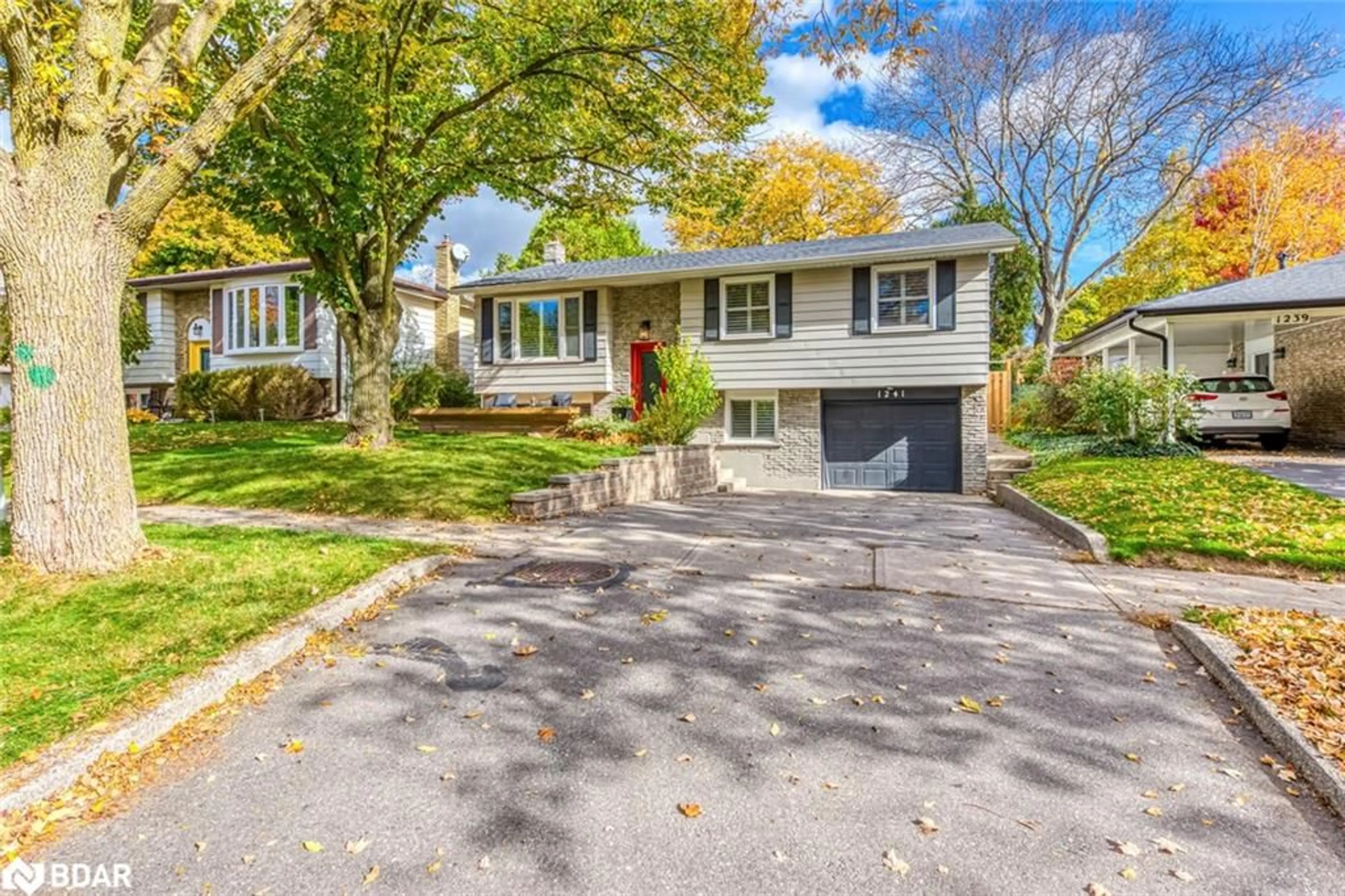 Frontside or backside of a home, the street view for 1241 Richards Cres, Oakville Ontario L6H 1R5