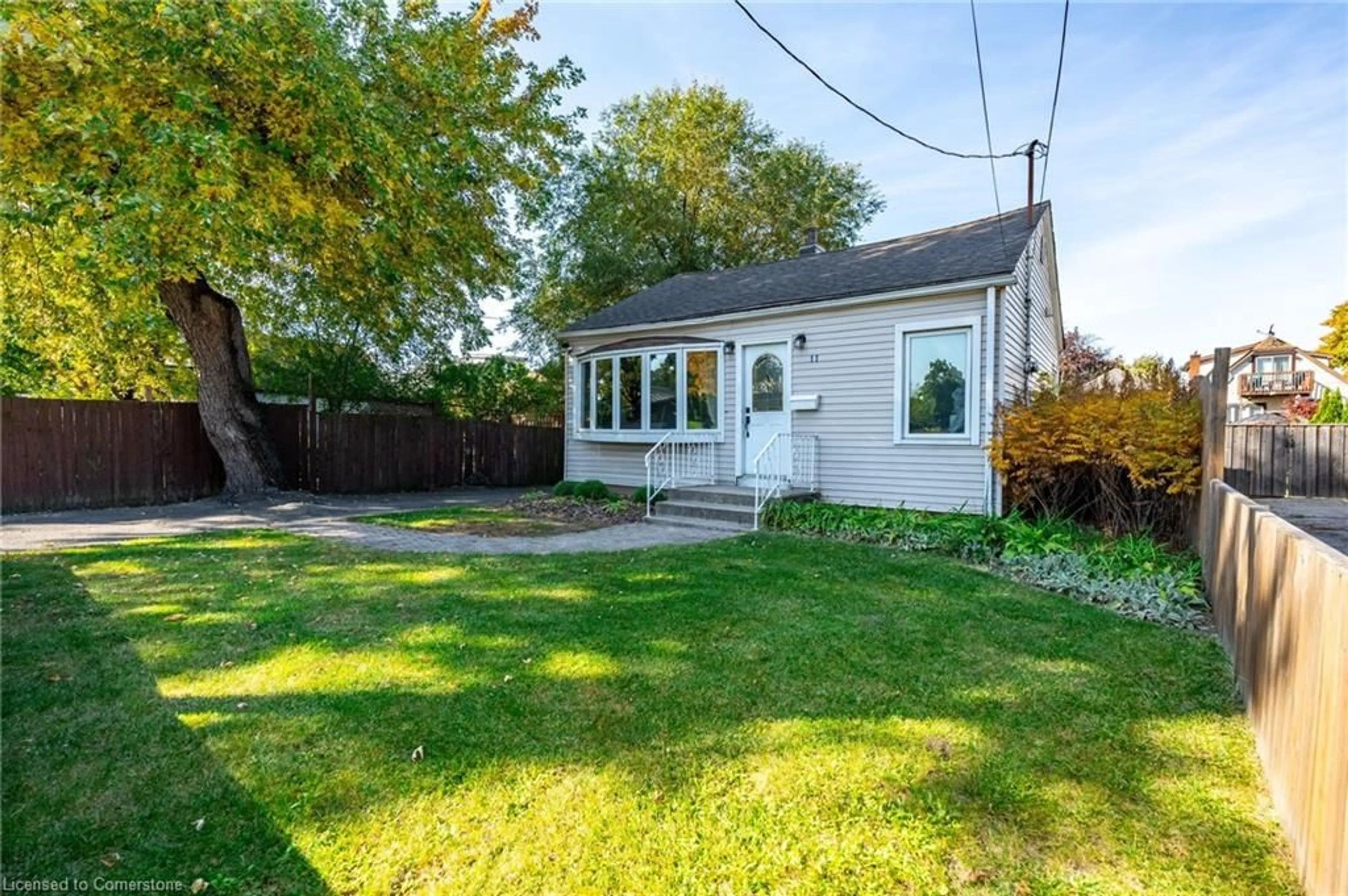 Frontside or backside of a home, cottage for 11 Holly Ave, Hamilton Ontario L8H 3M6