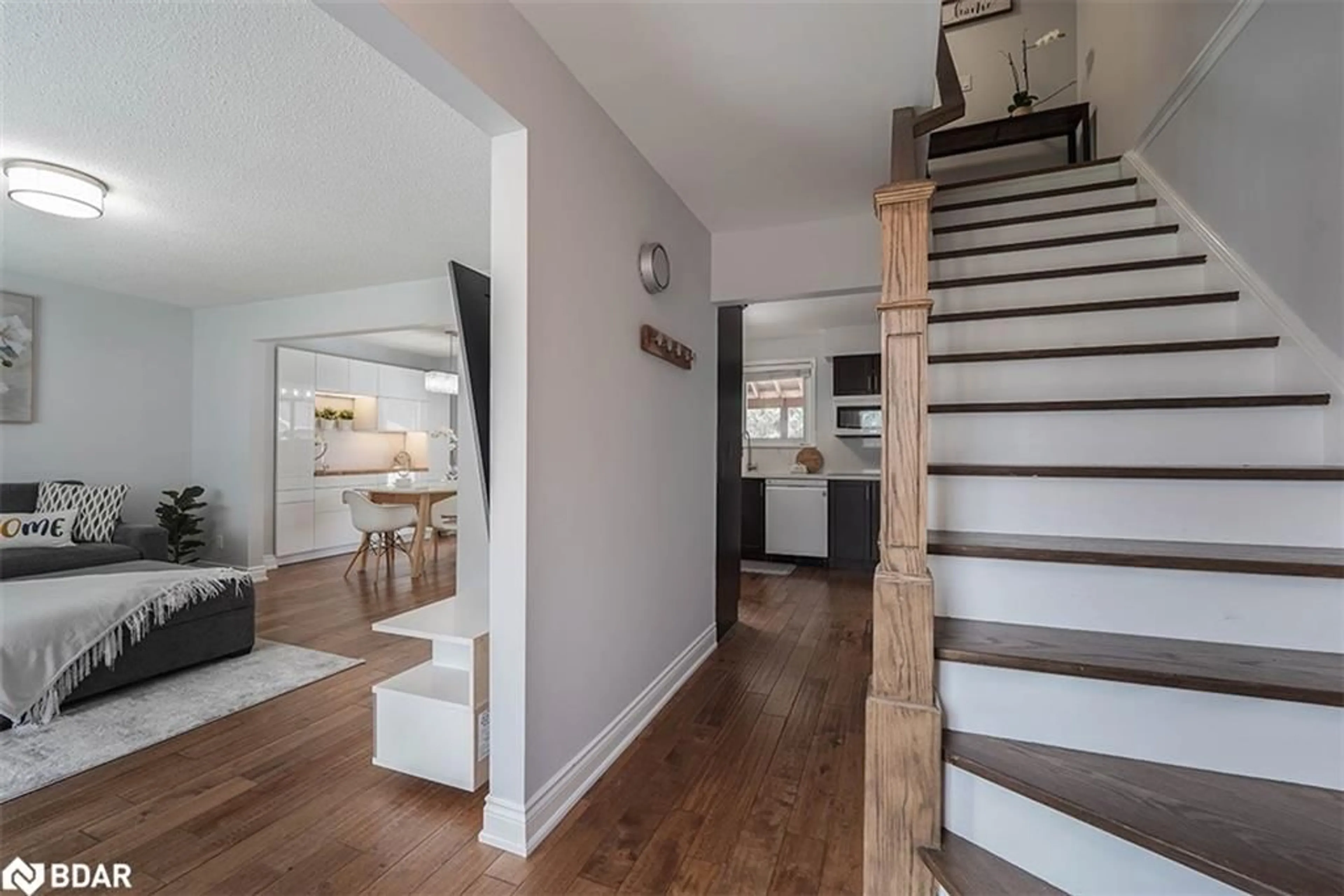 Indoor entryway, wood floors for 125 Alicewood Crt, Etobicoke Ontario M9V 3Y1