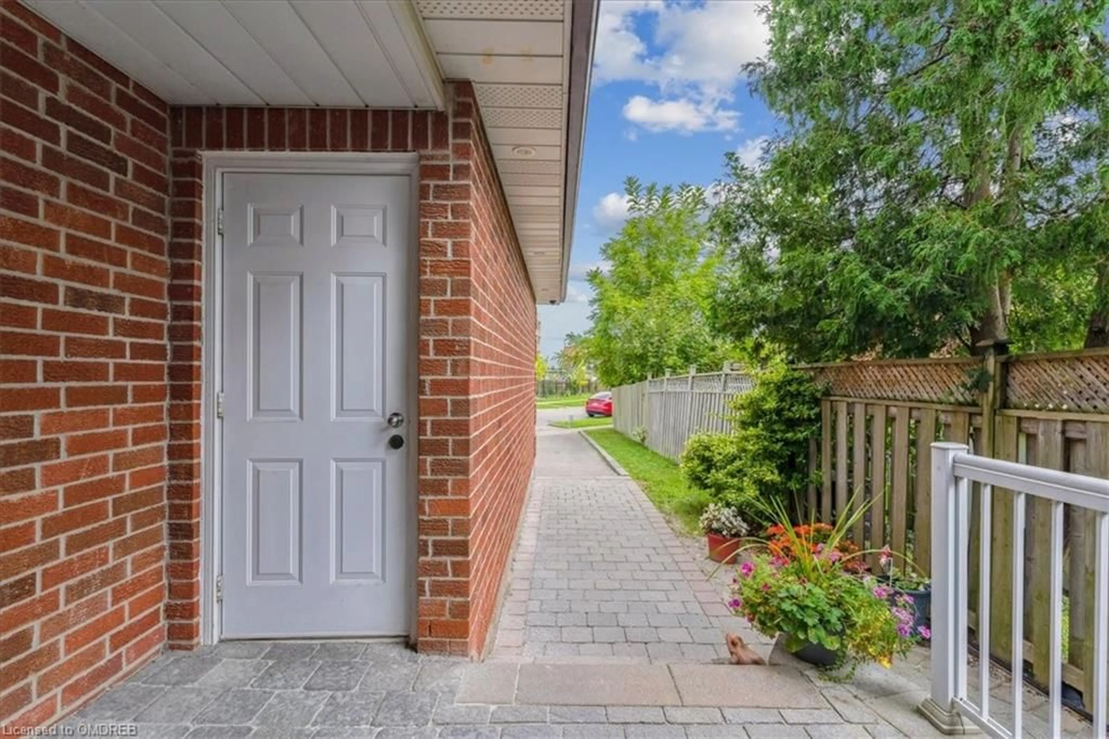 Patio, cottage for 211 Murray St, Brampton Ontario L6X 3L8