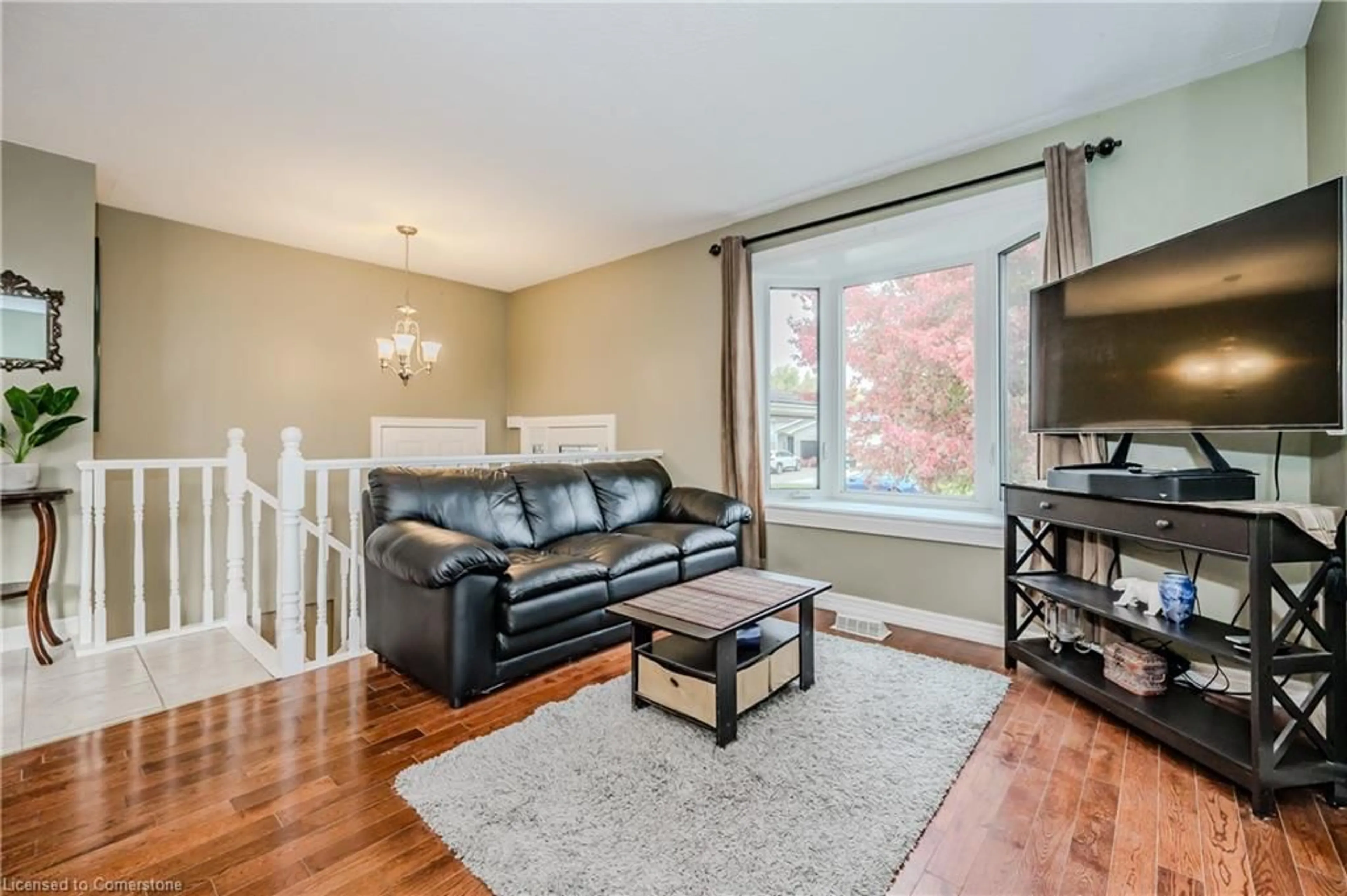 Living room, wood floors for 21 Longview Drive Dr, Hamilton Ontario L0R 1W0