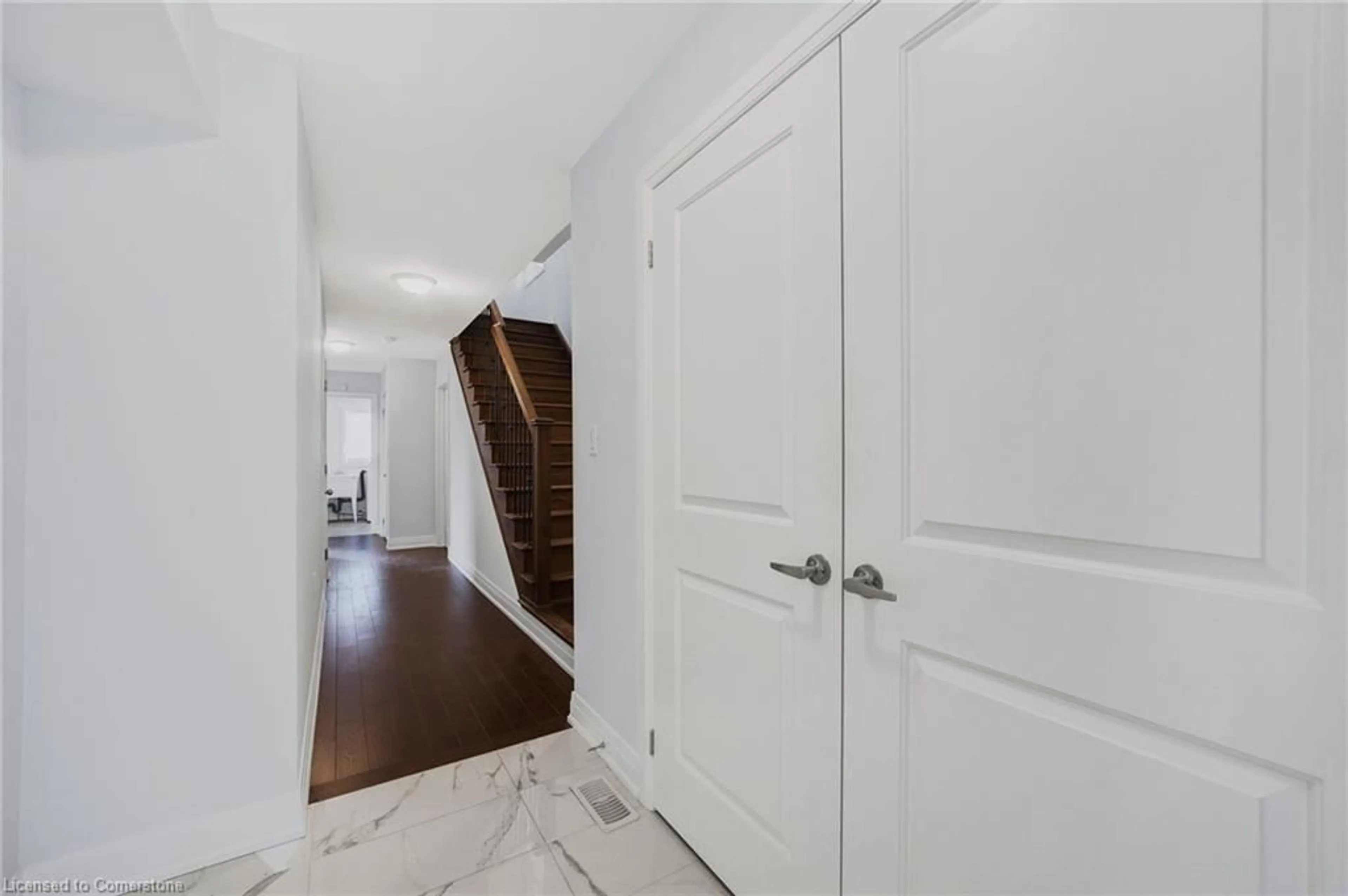 Indoor entryway, wood floors for 2122 Royal Gala Cir, Mississauga Ontario L4Y 0H2