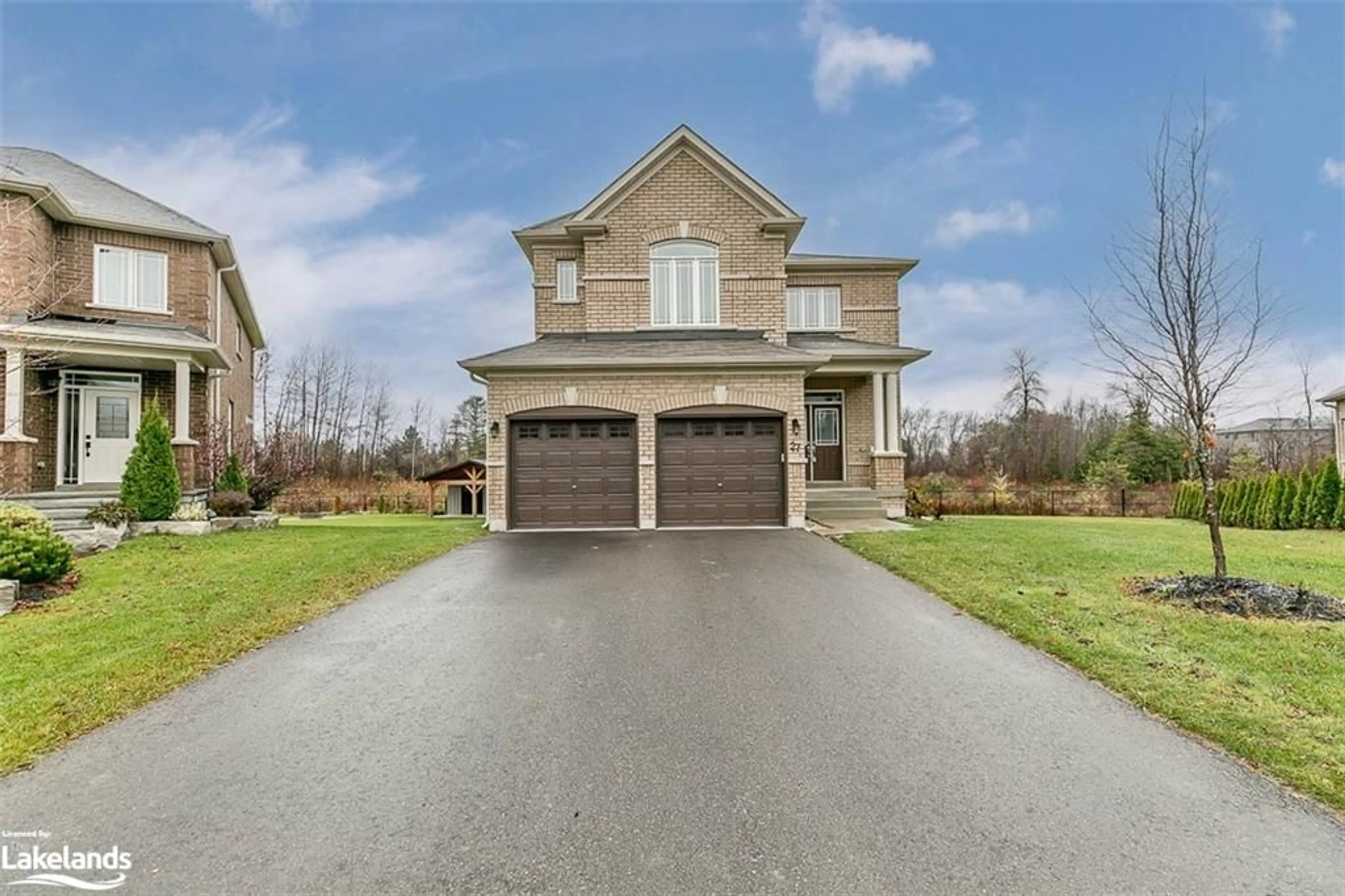 Frontside or backside of a home, the street view for 27 Pearl St, Wasaga Beach Ontario L9Z 1J6