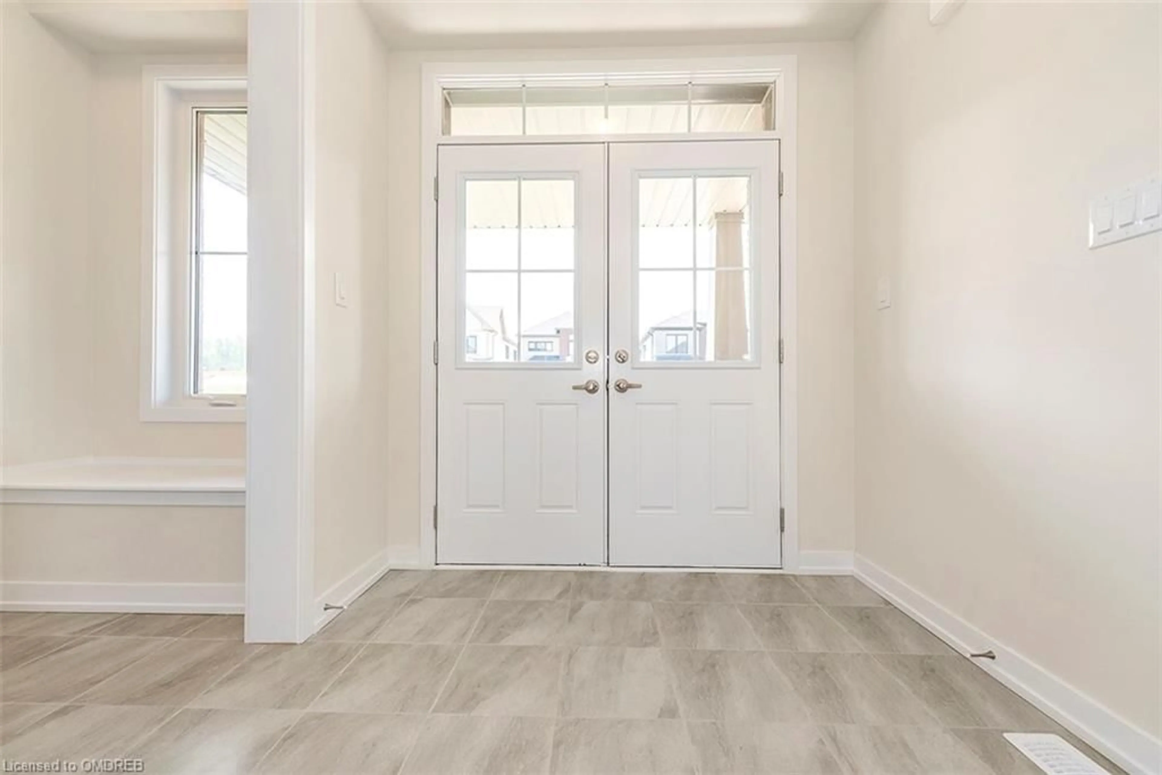 Indoor entryway, wood floors for 109 Higgins Ave, Thorold Ontario L3B 0K8