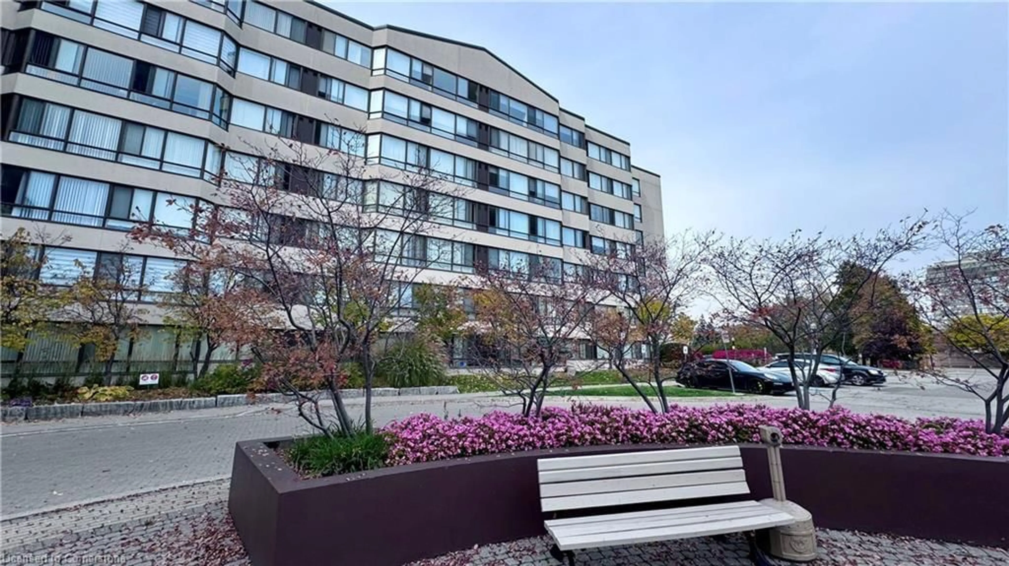 A pic from exterior of the house or condo, the front or back of building for 1001 Cedarglen Gate, Mississauga Ontario L5C 4R2