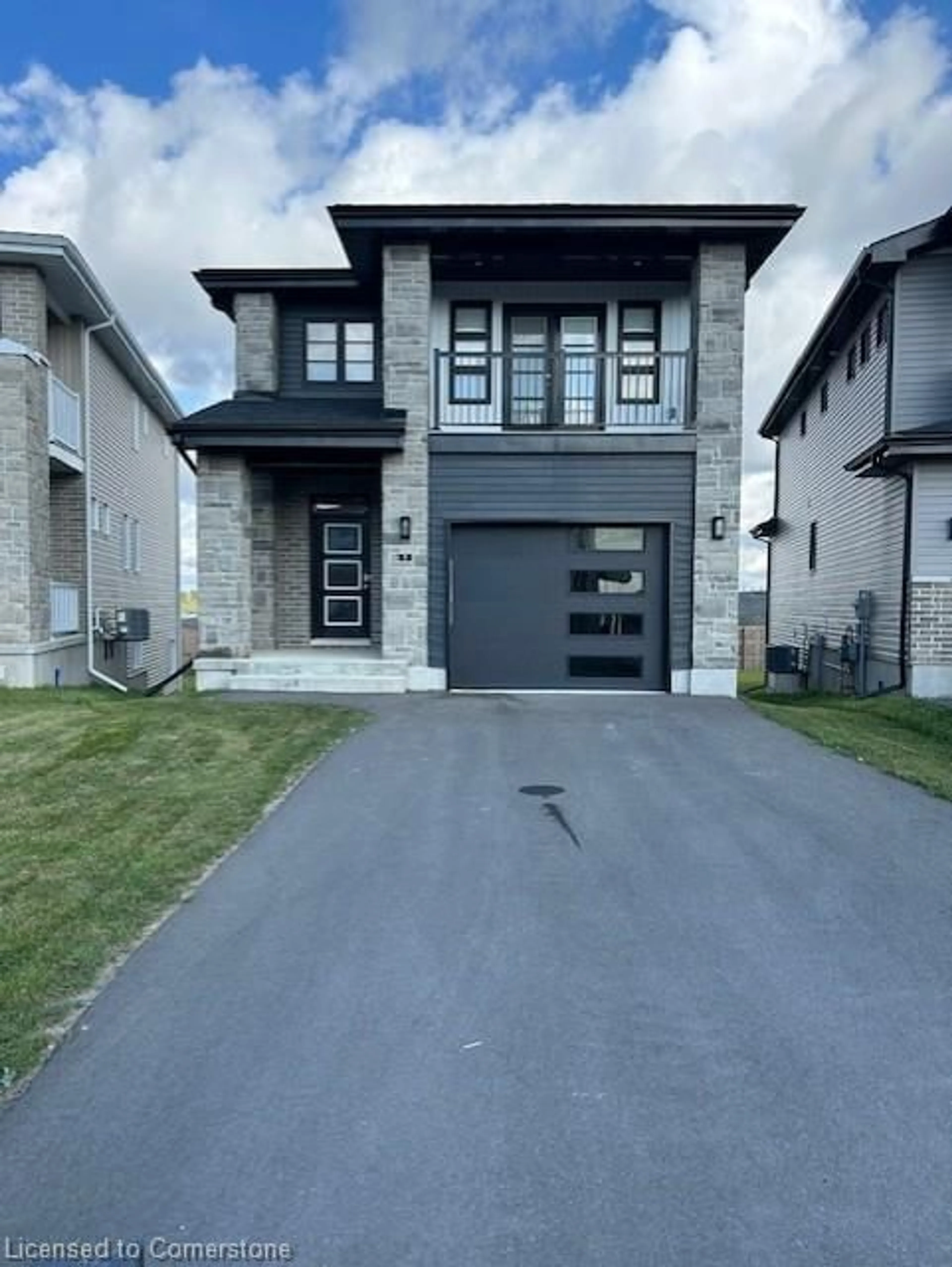 Frontside or backside of a home, the street view for 7 Erie Crt, Amherstview Ontario K0H 1G0