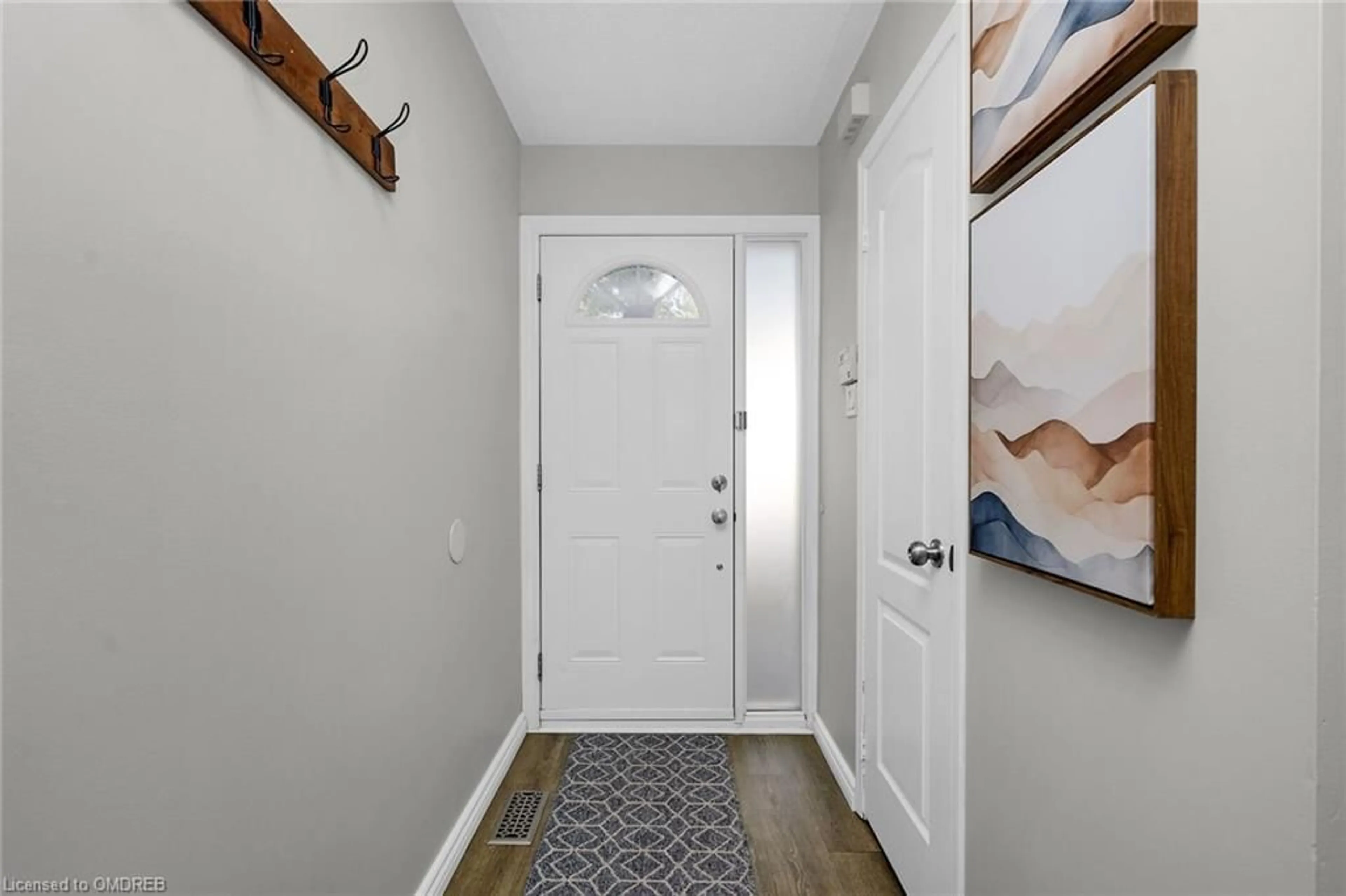 Indoor entryway, wood floors for 95 Corey Cir #159, Georgetown Ontario L7G 5L8