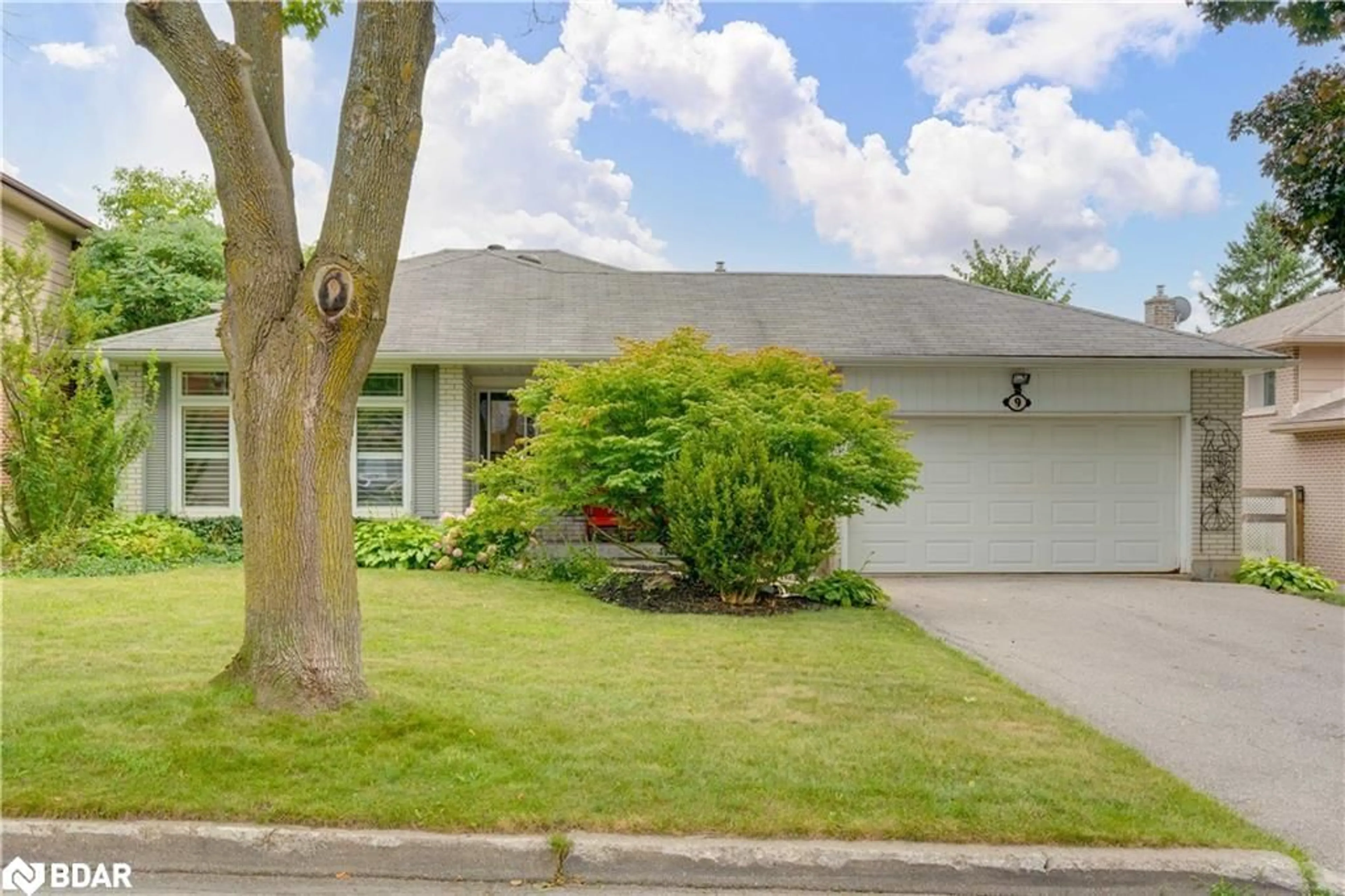 Frontside or backside of a home, the street view for 9 Bellevue Cres, Barrie Ontario L4M 2S9