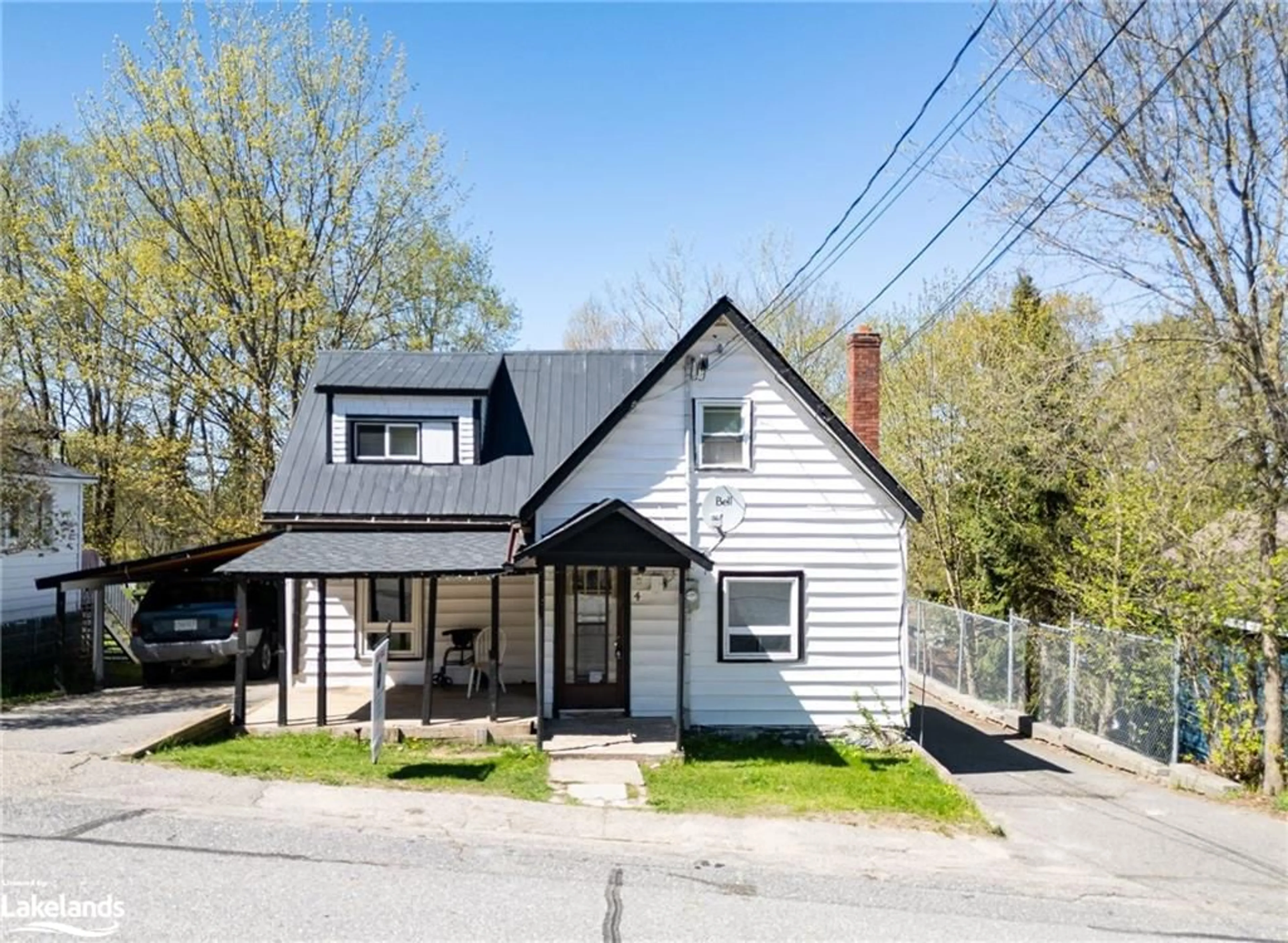 Frontside or backside of a home, cottage for 4 Cora St, Huntsville Ontario P1H 1T5