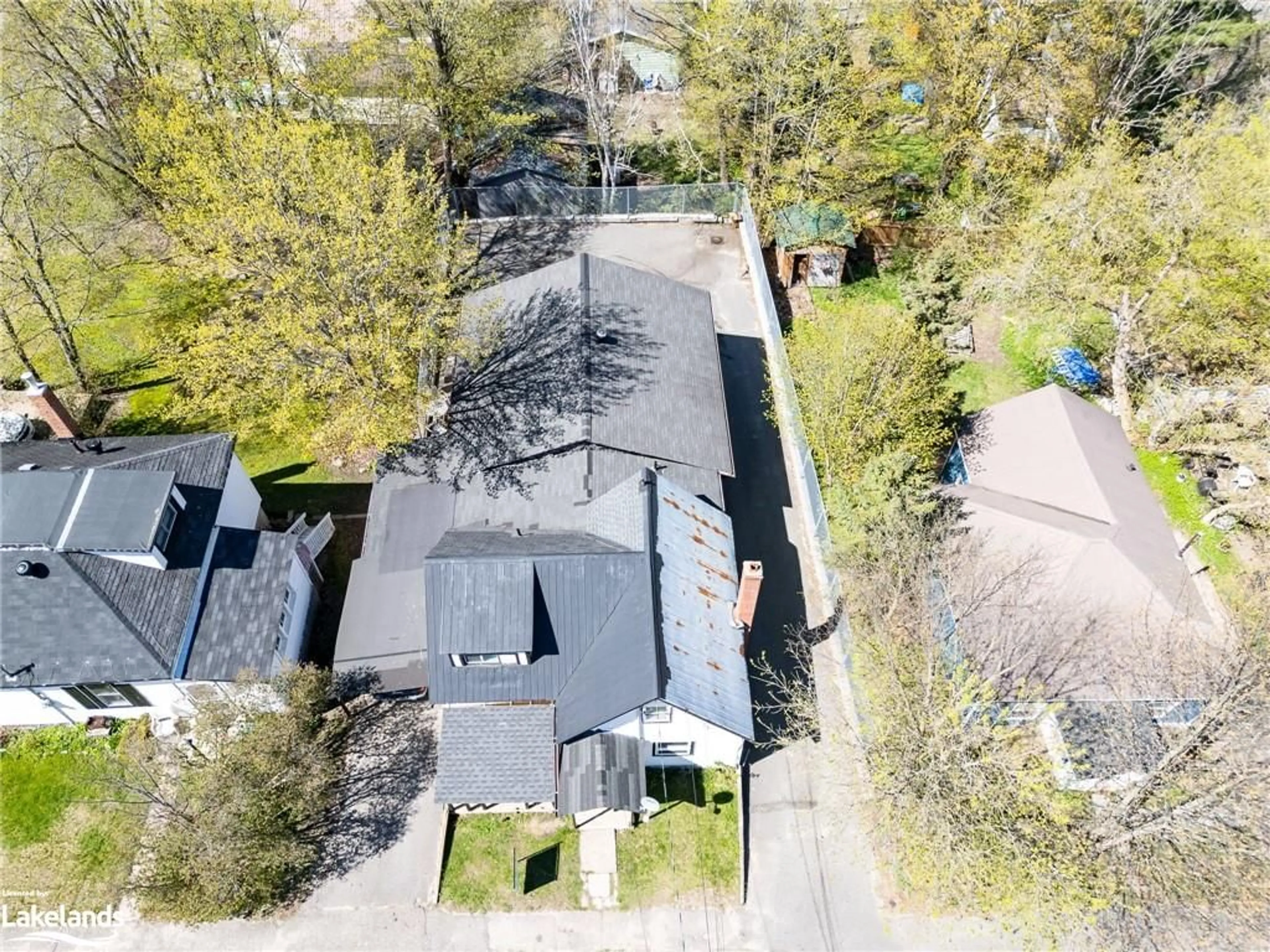 Frontside or backside of a home, the street view for 4 Cora St, Huntsville Ontario P1H 1T5