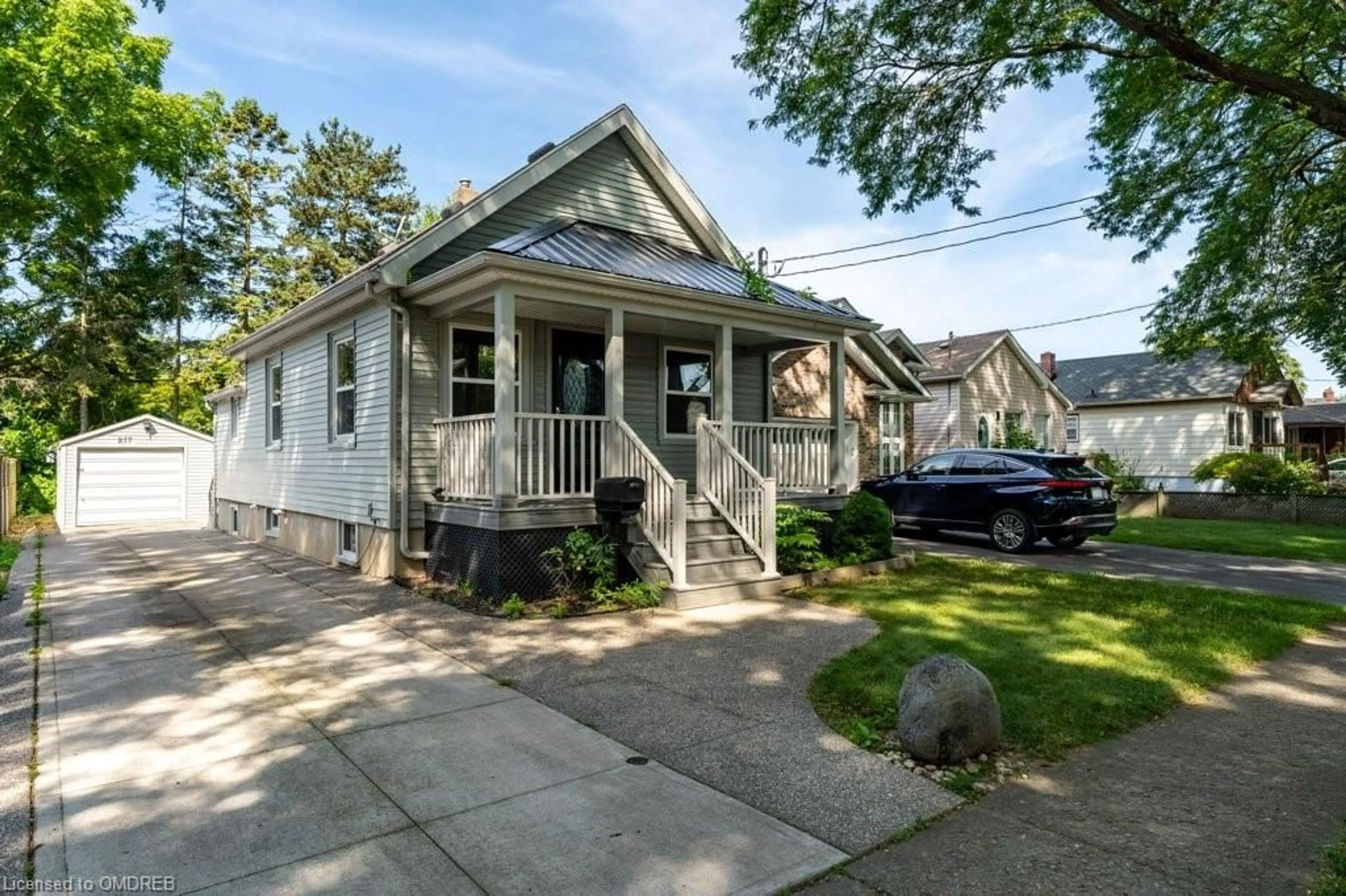 Frontside or backside of a home, cottage for 217 York St, St. Catharines Ontario L2R 6G5