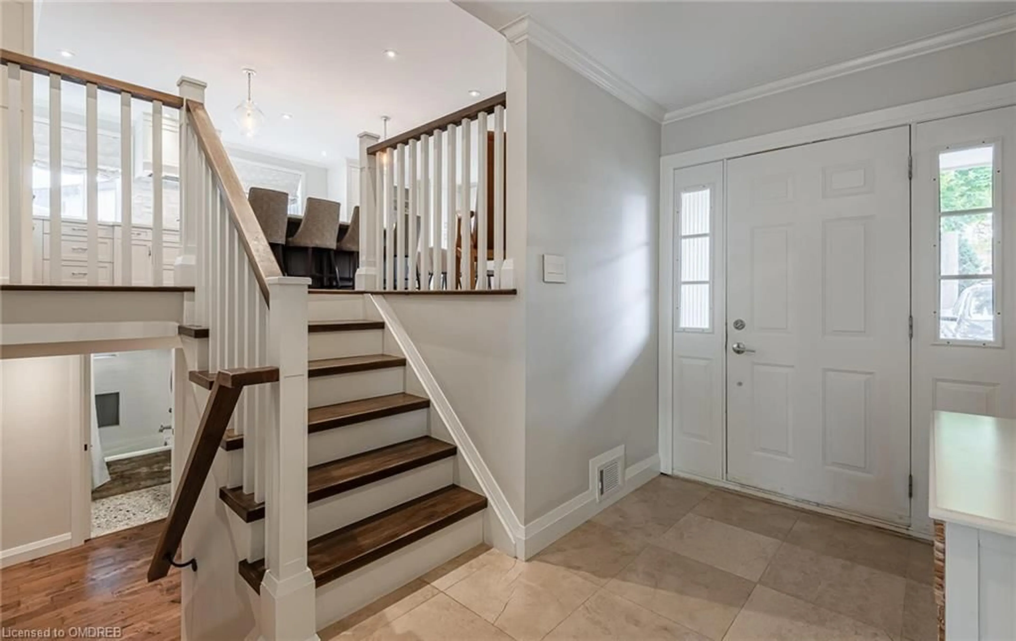 Indoor entryway, wood floors for 249 Cheltenham Rd, Burlington Ontario L7L 4H6