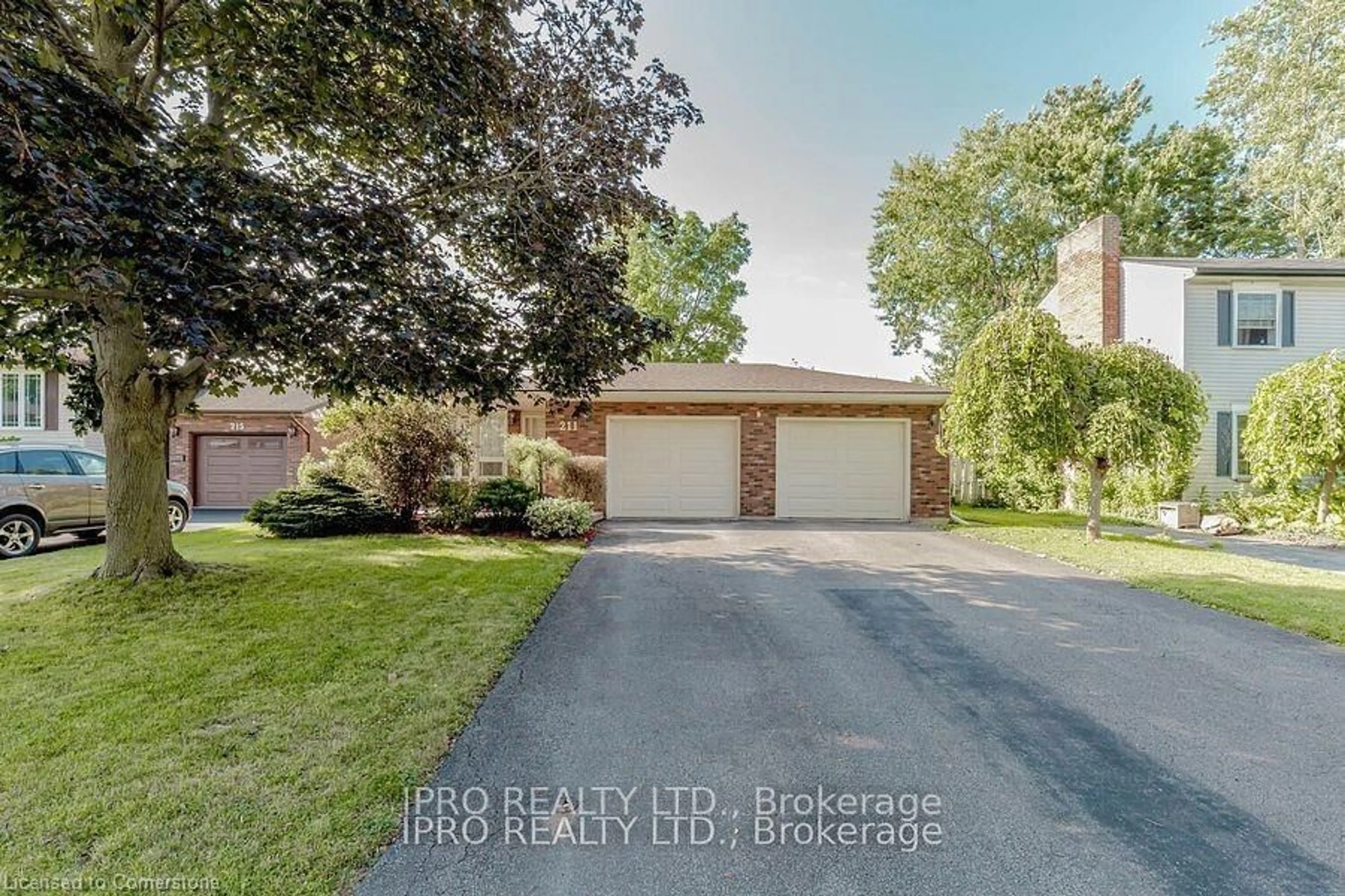 Frontside or backside of a home, the street view for 211 Leaside Dr, Welland Ontario L3C 6N4