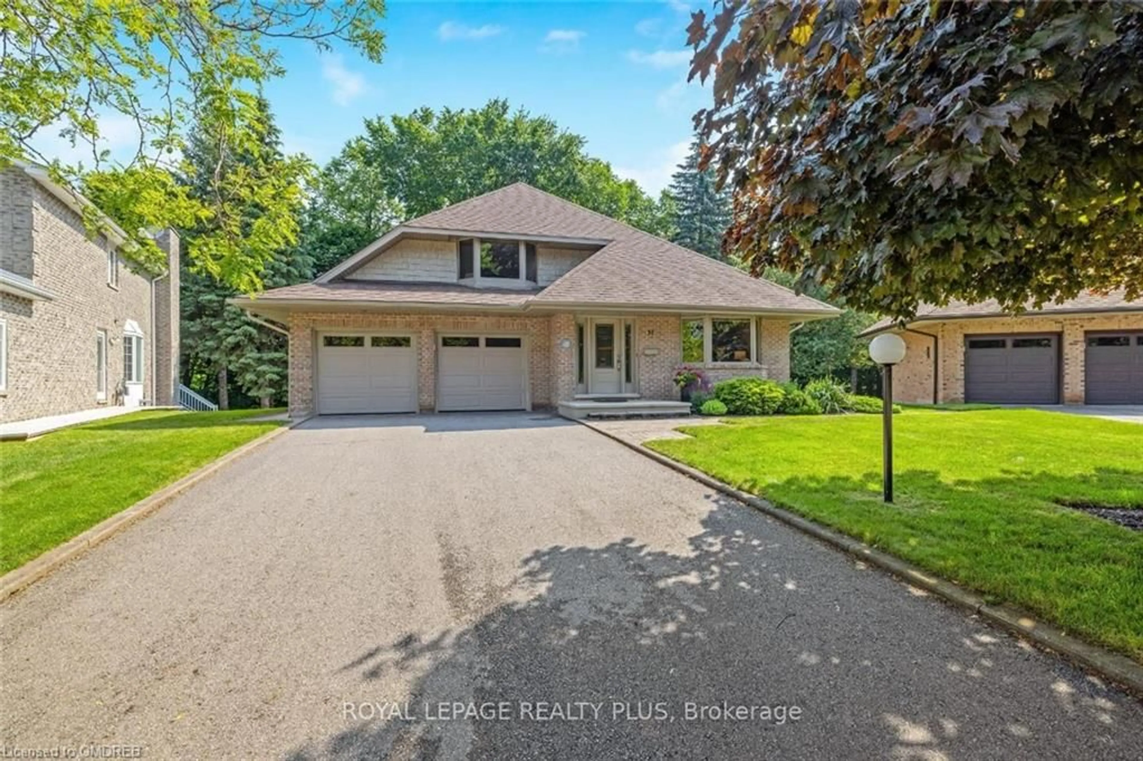 Frontside or backside of a home, the street view for 37 Heslop Crt, Halton Hills Ontario L7G 4Z8