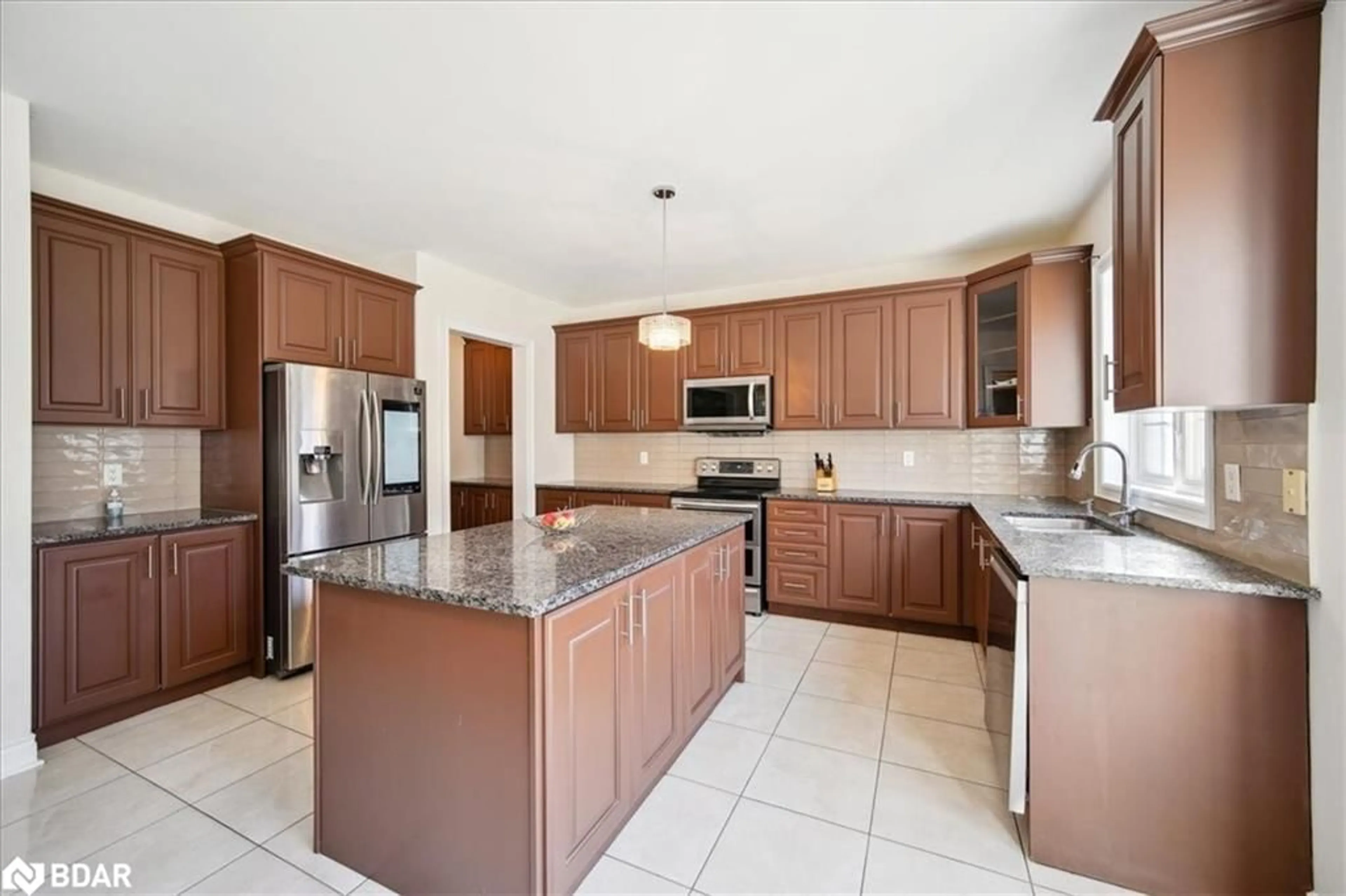 Open concept kitchen for 4 Landview Road Rd, Brampton Ontario L6P 4G4