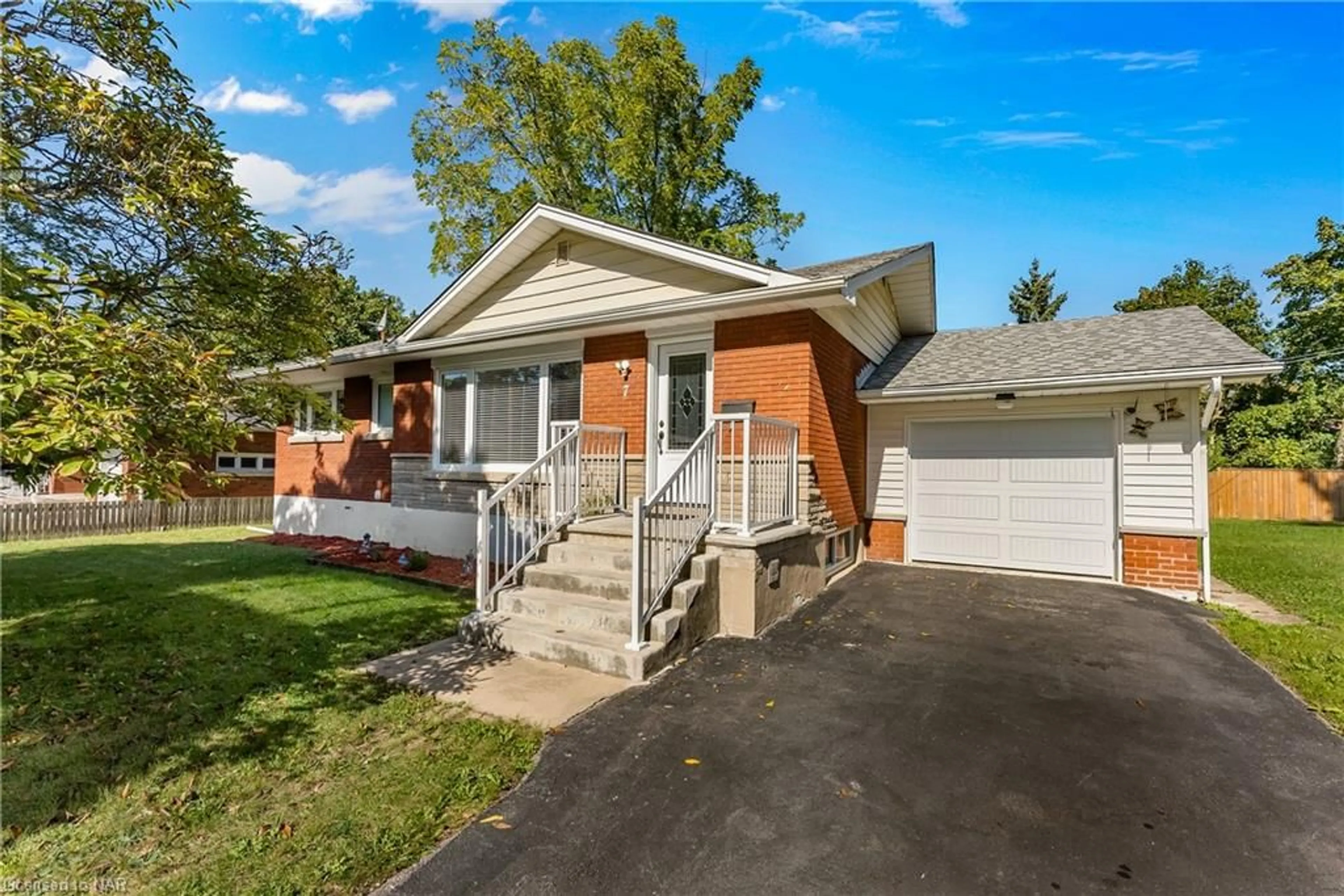 Frontside or backside of a home, cottage for 7 East Hampton Rd, St. Catharines Ontario L2T 3C9