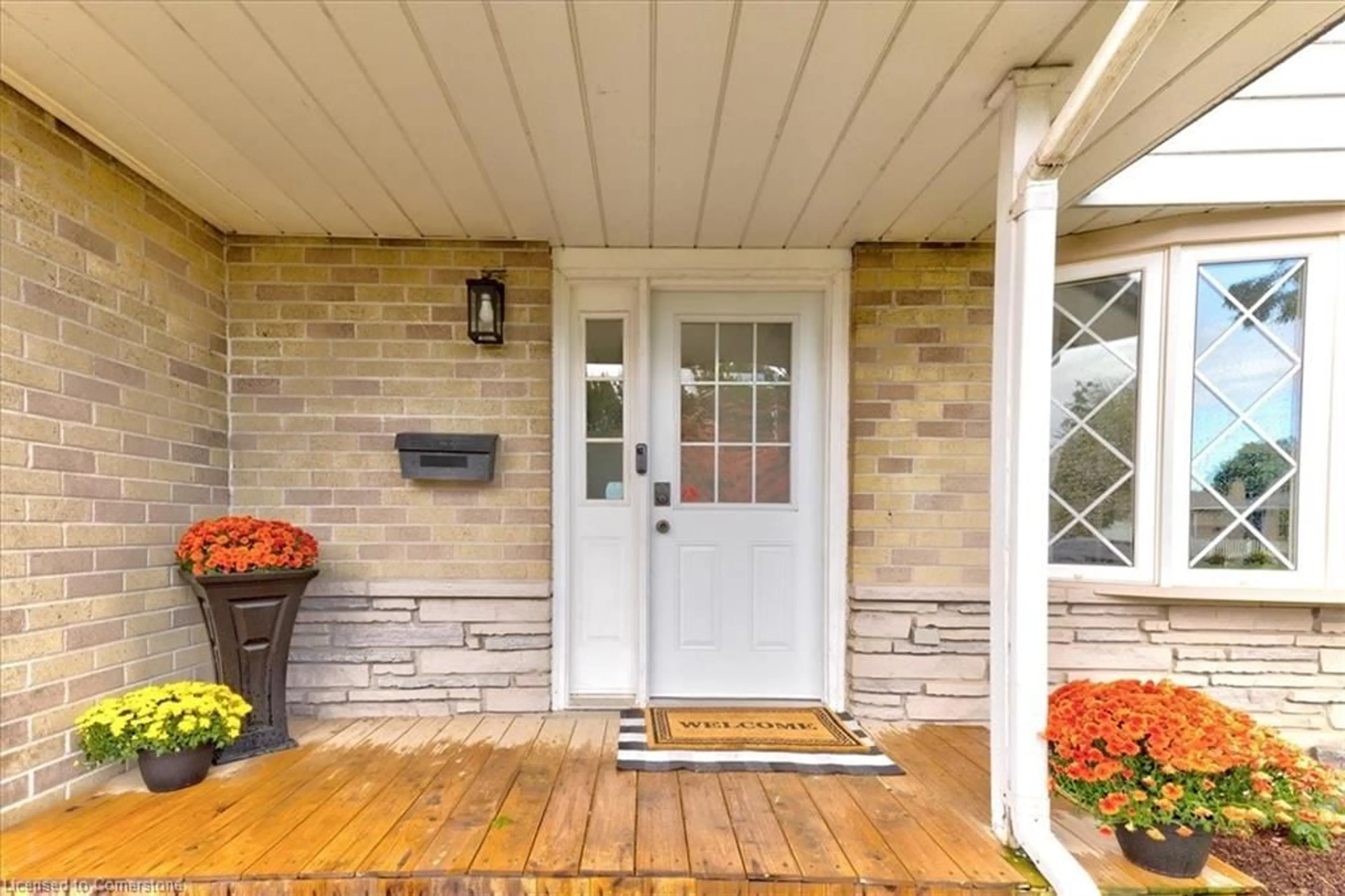 Indoor entryway, wood floors for 1273 Michael Cres, Cambridge Ontario N3H 2R1