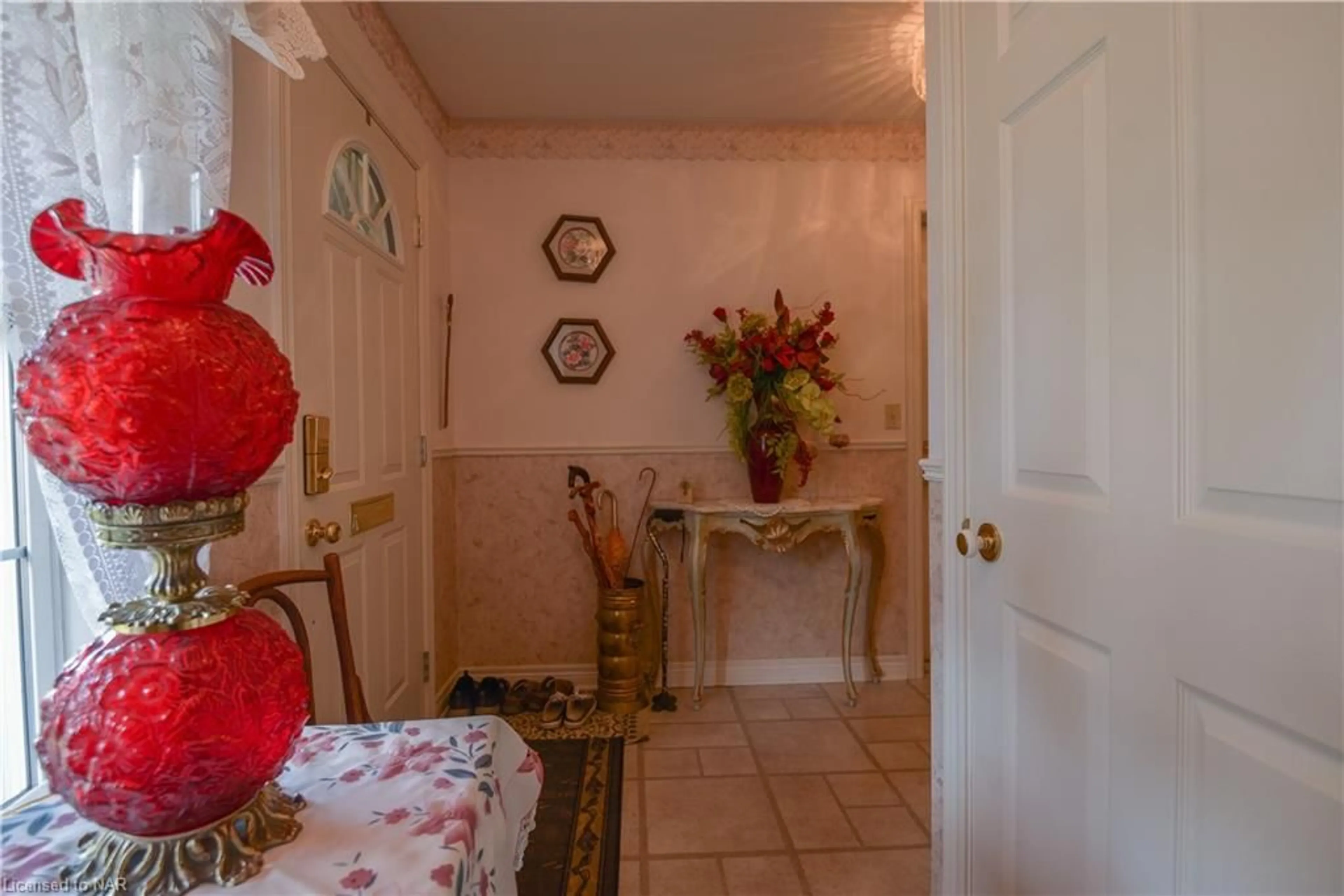 Indoor foyer, carpet floors for 23 Portal Dr, Port Colborne Ontario L3K 6G2