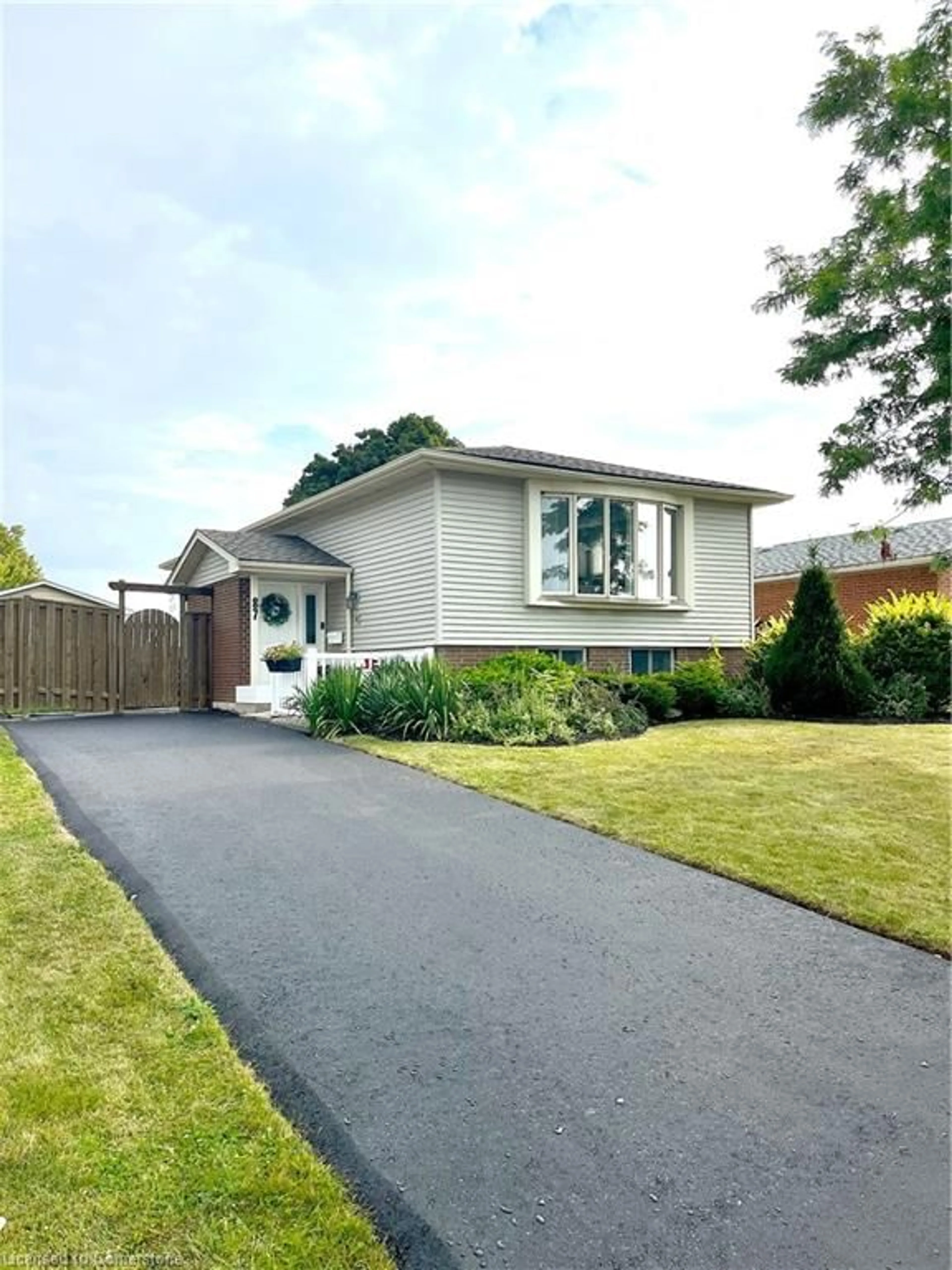 Frontside or backside of a home, cottage for 87 Locheed Dr, Hamilton Ontario L8T 4L5