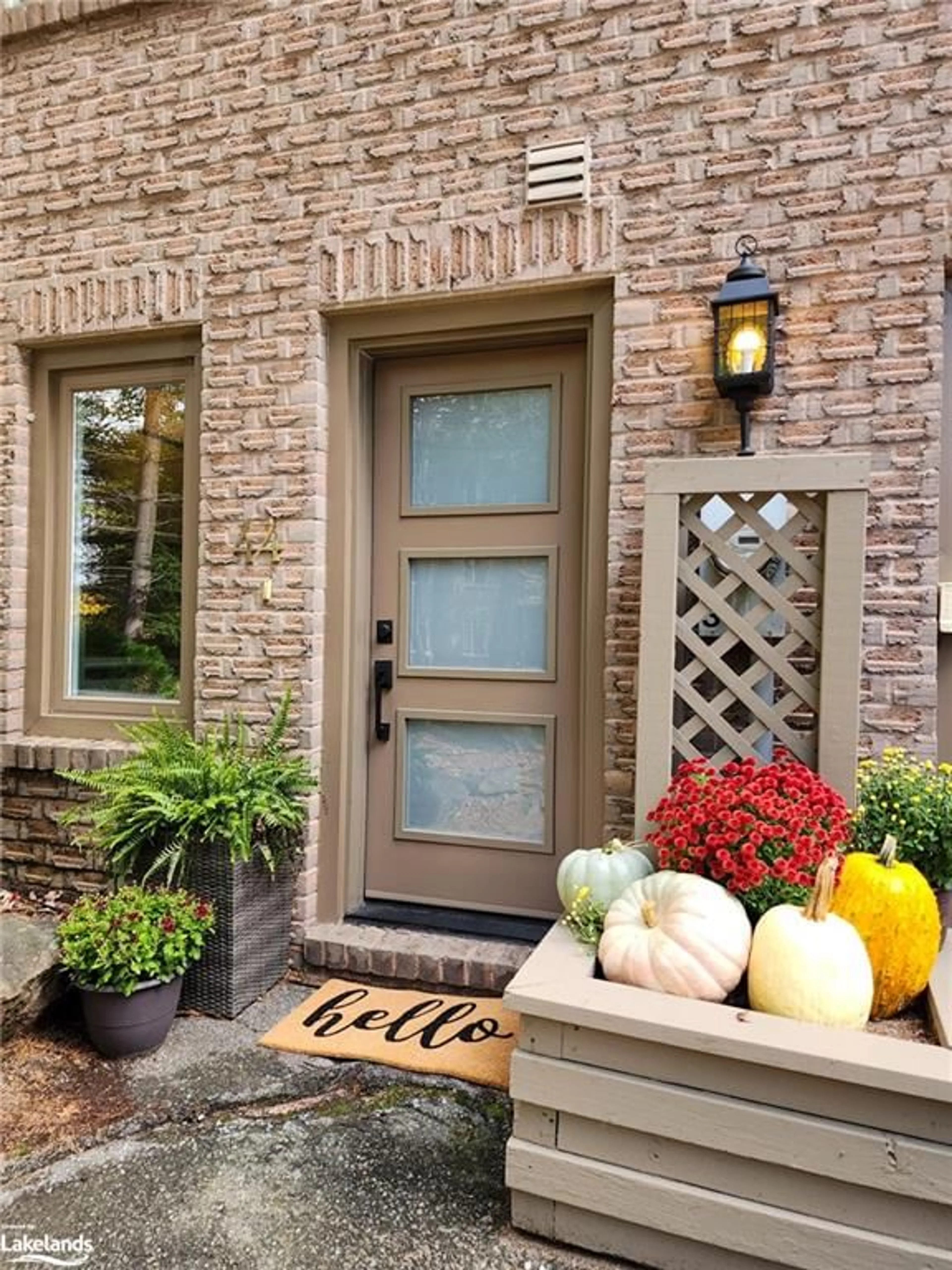 Indoor entryway, wood floors for 44 Fairways Crt, Bracebridge Ontario P1L 1C6