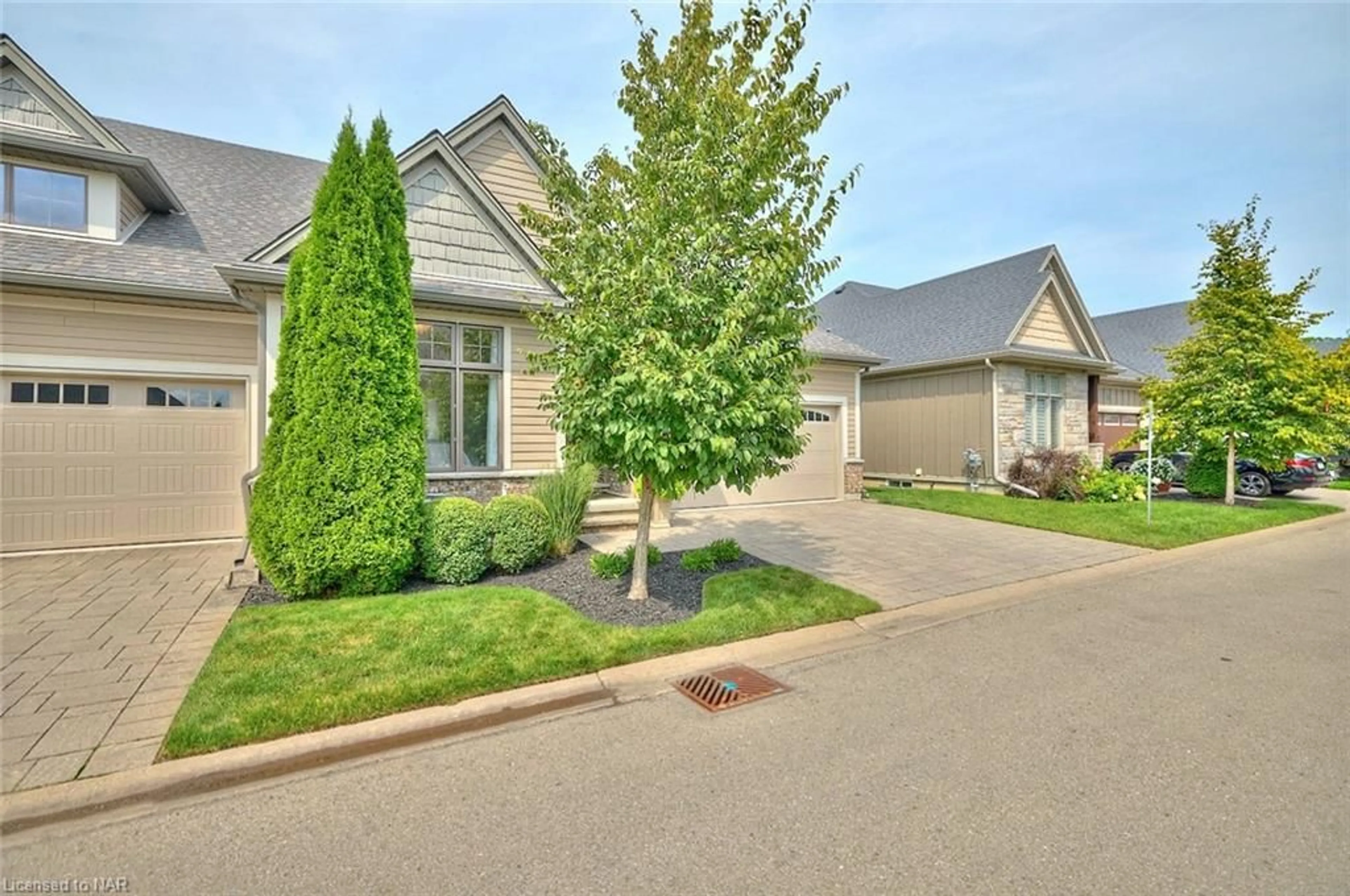 A pic from exterior of the house or condo, the street view for 12 Cobblestone Dr, St. Davids Ontario L0S 1J1