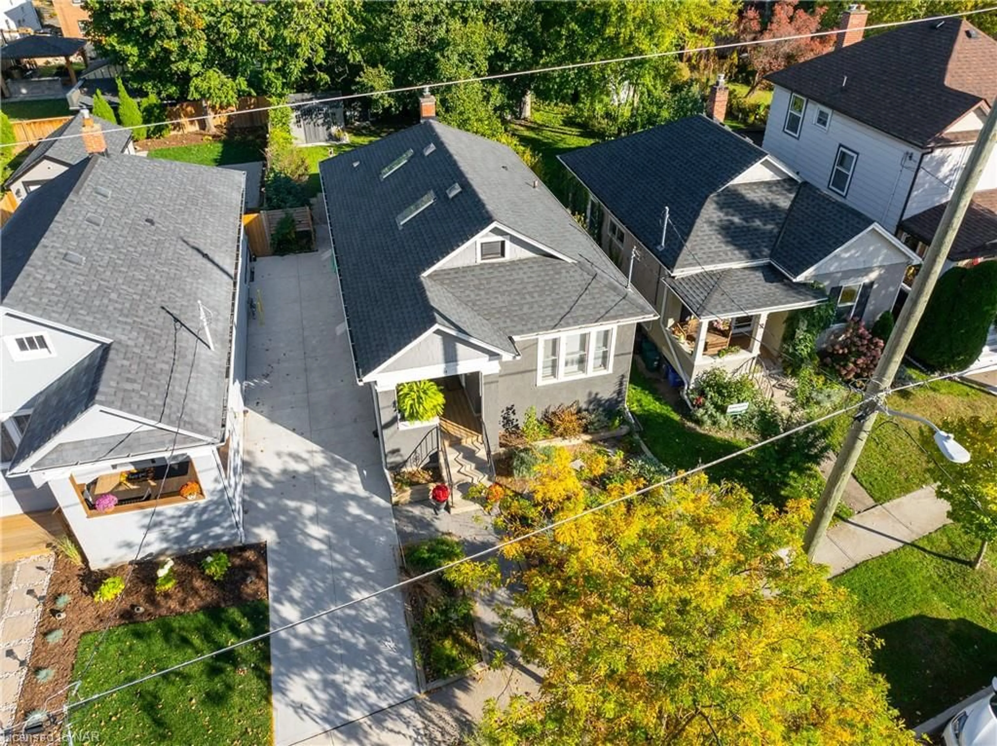 Frontside or backside of a home, cottage for 74 Woodland Ave, St. Catharines Ontario L2R 5A3