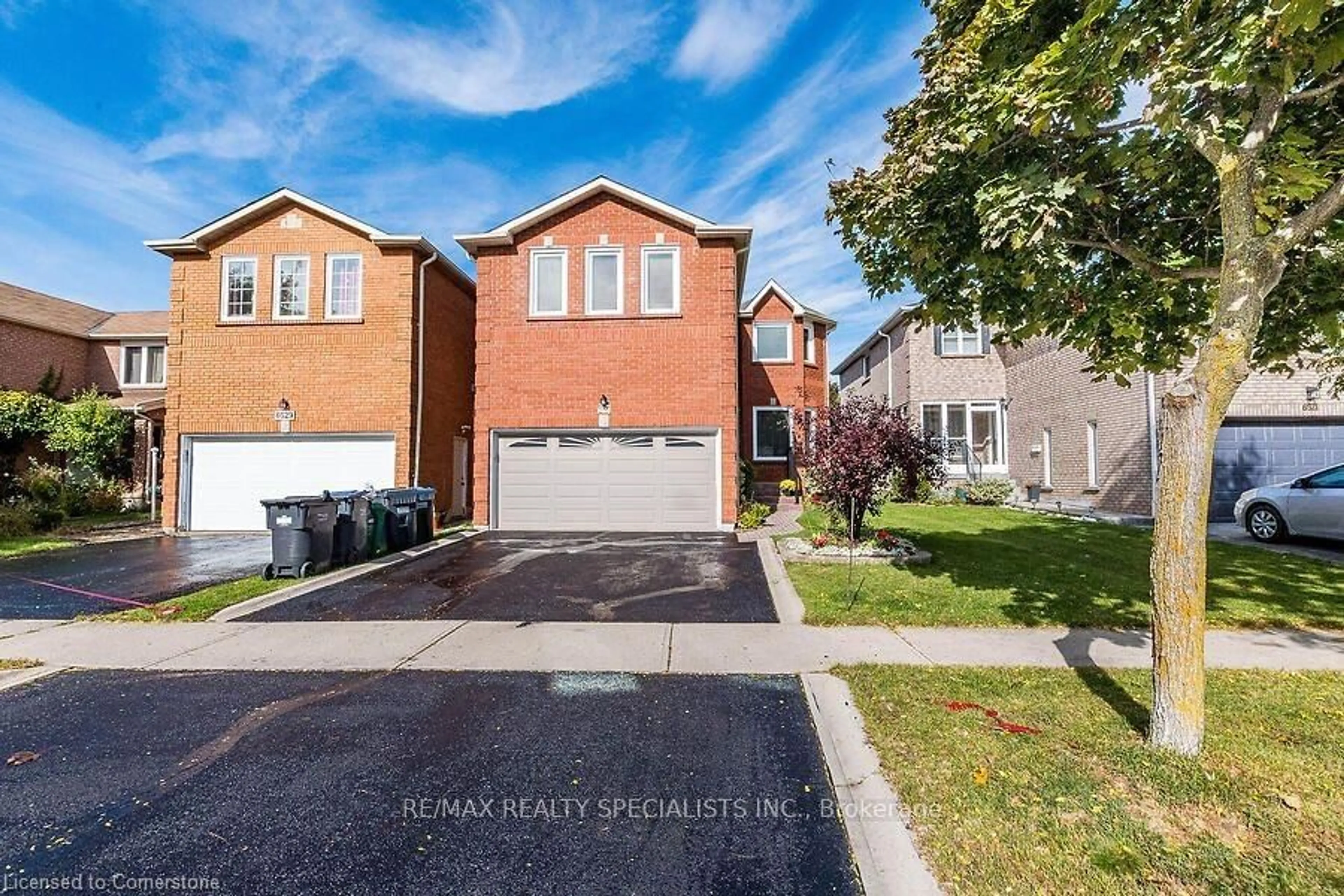 A pic from exterior of the house or condo, the street view for 6525 Warbler Lane, Mississauga Ontario L5N 6E1