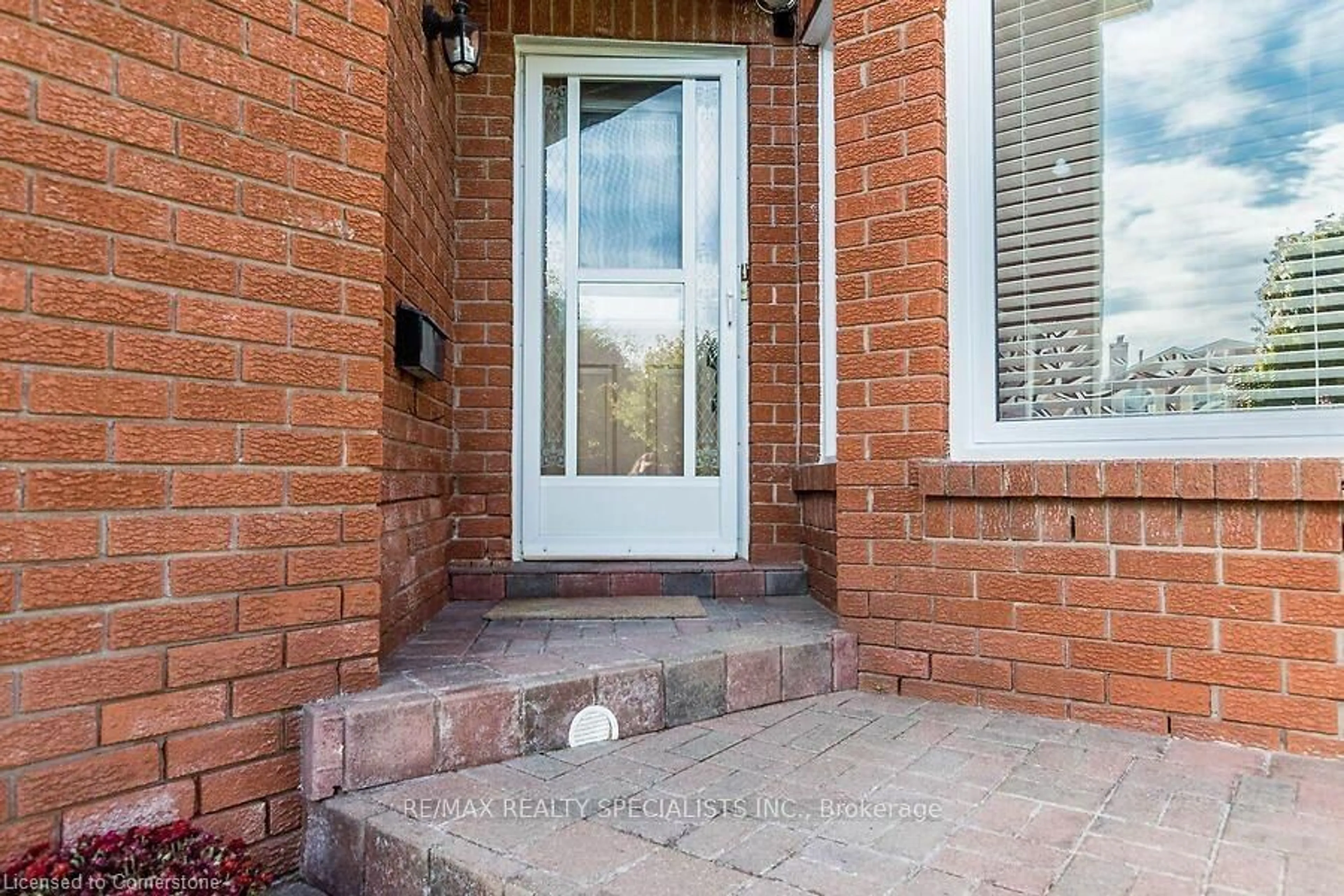 Indoor entryway, ceramic floors for 6525 Warbler Lane, Mississauga Ontario L5N 6E1