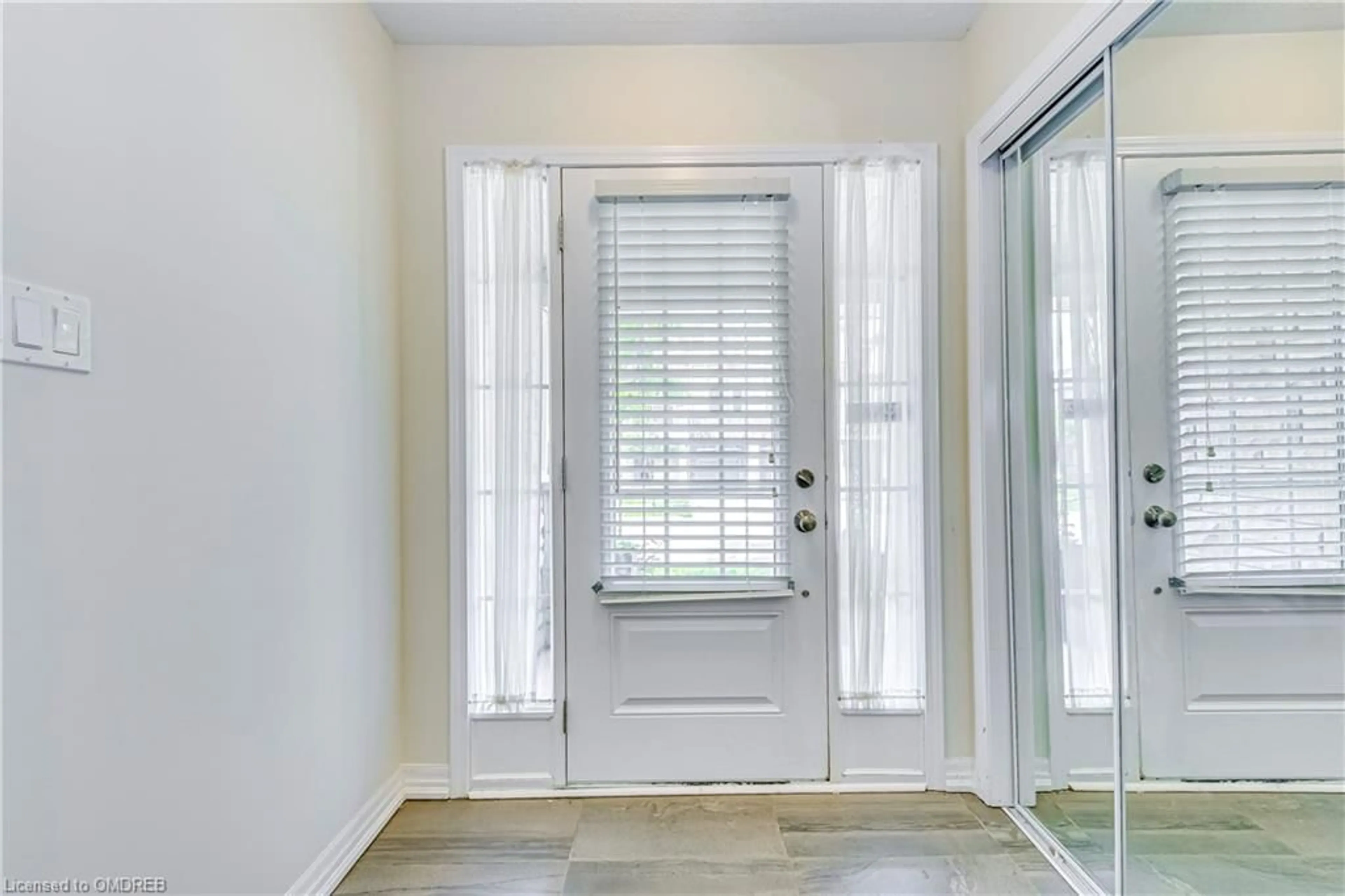 Indoor entryway, wood floors for 3059 Mistletoe Gdns, Oakville Ontario L6M 0Y8