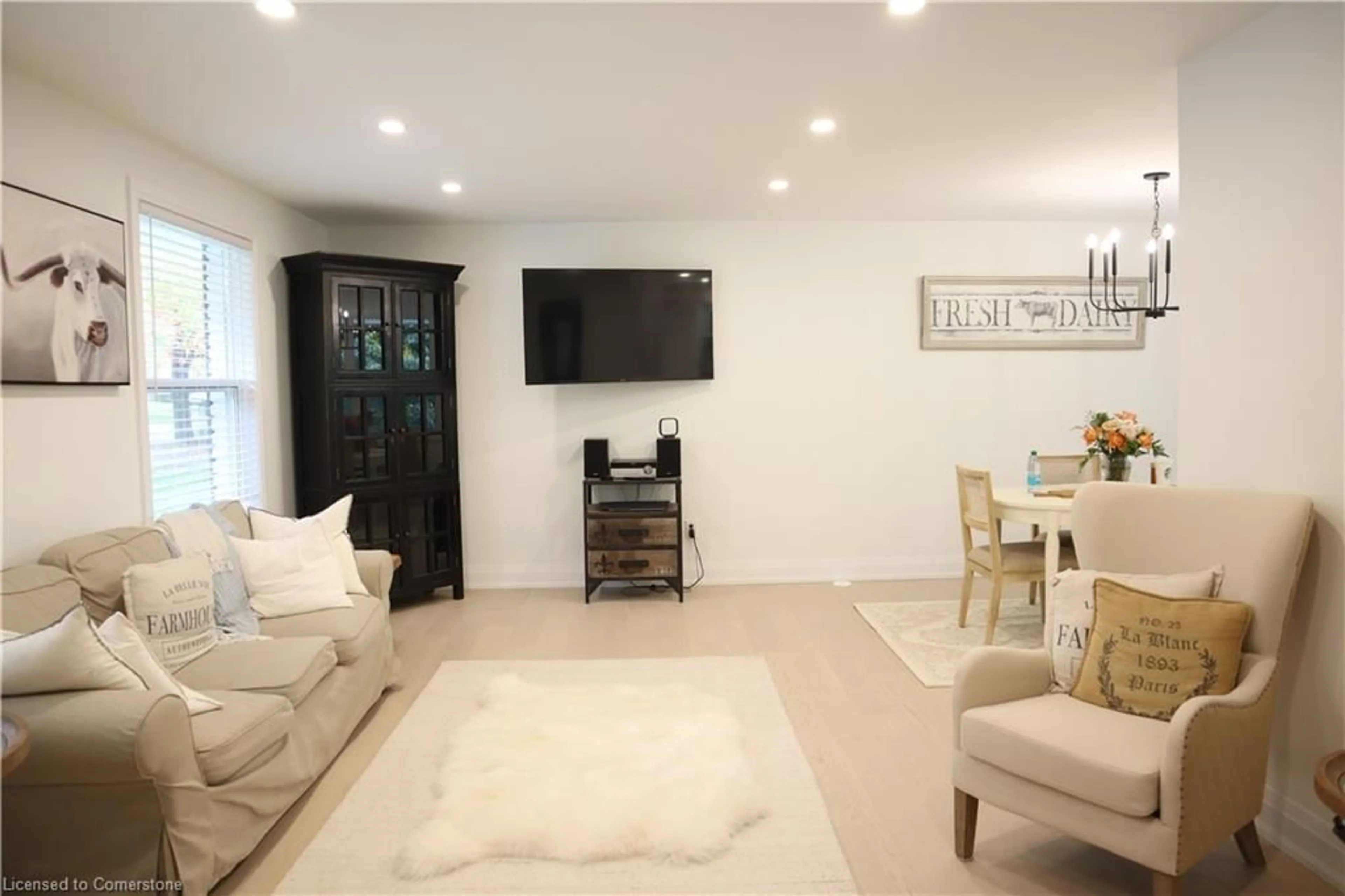 Living room, wood floors for 34 Pancake Lane Lane, Pelham Ontario L0S 1E2