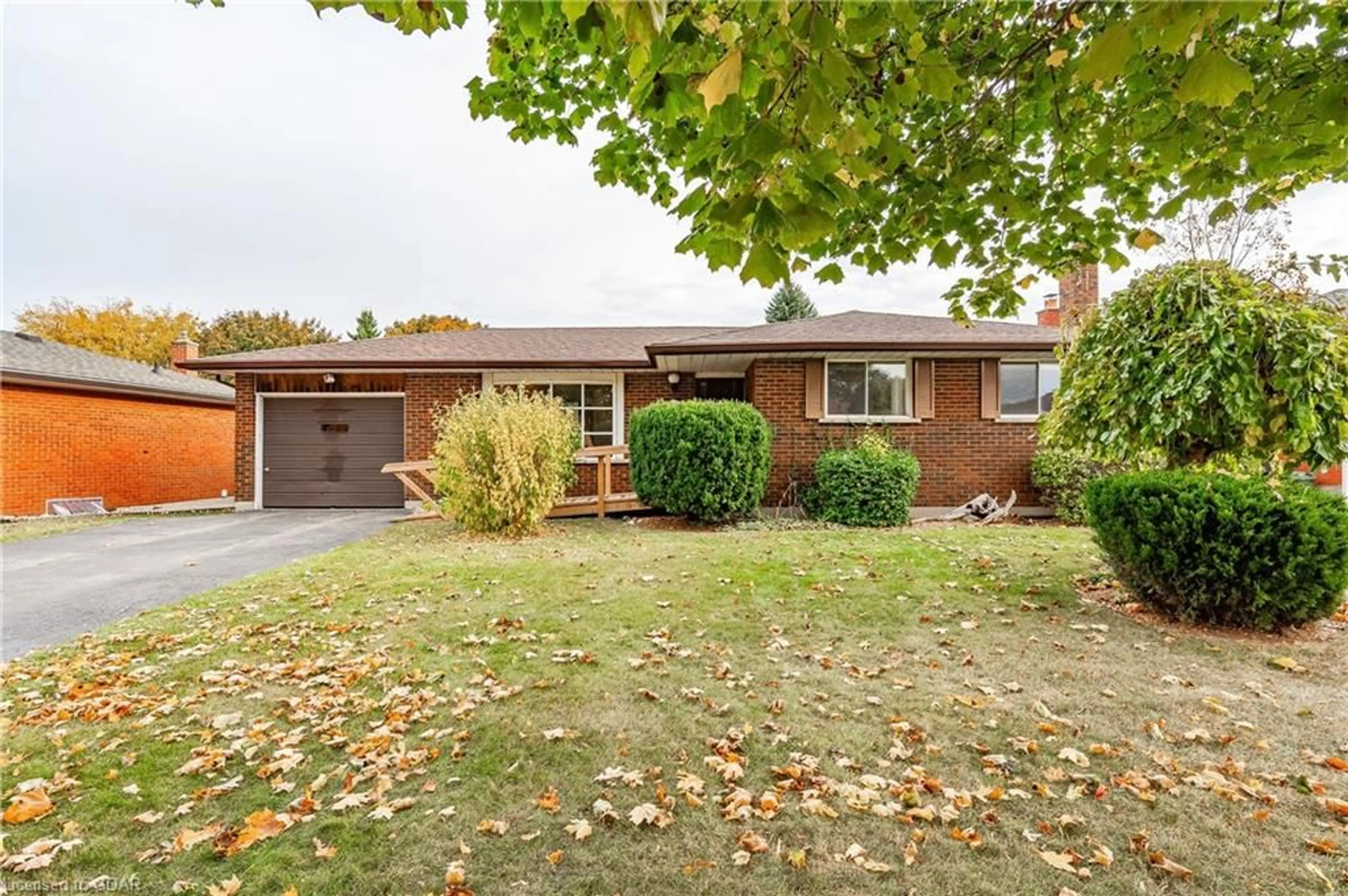 Home with brick exterior material for 118 Applewood Cres, Guelph Ontario N1H 6B6