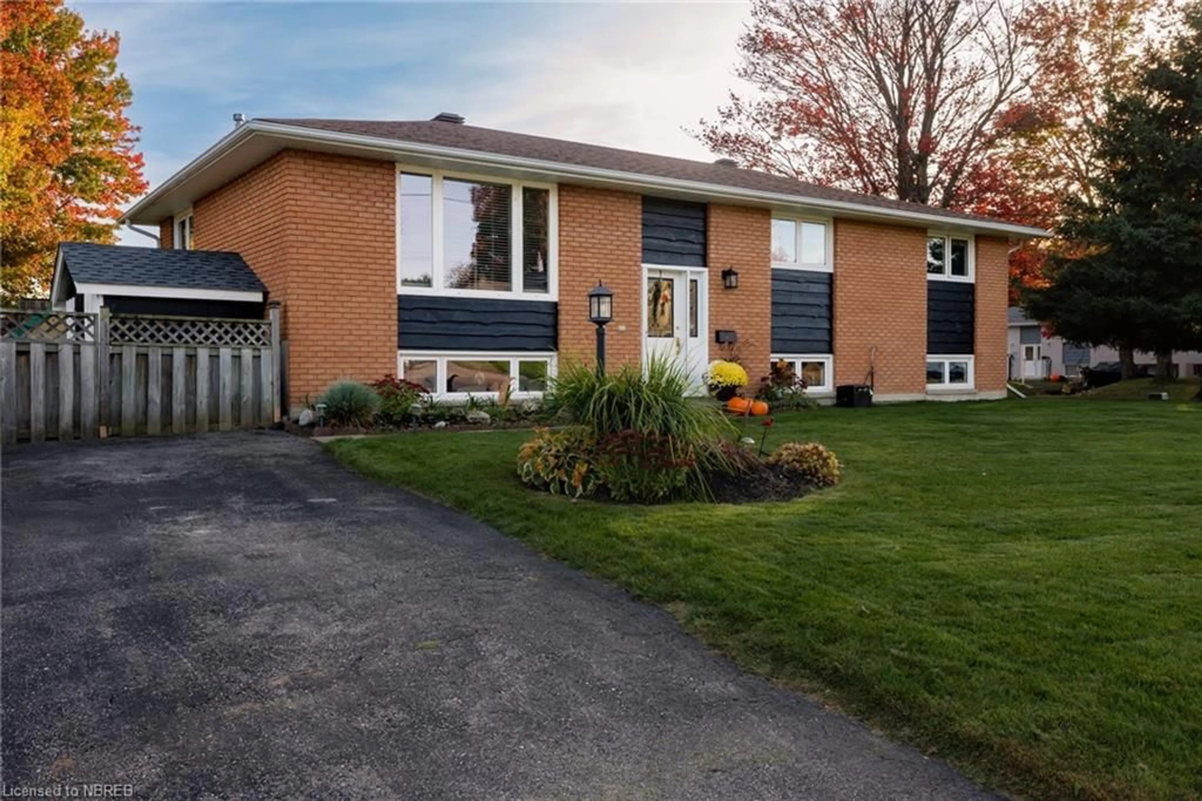 Home with brick exterior material for 124 Clara Crt, North Bay Ontario O1B 7P1