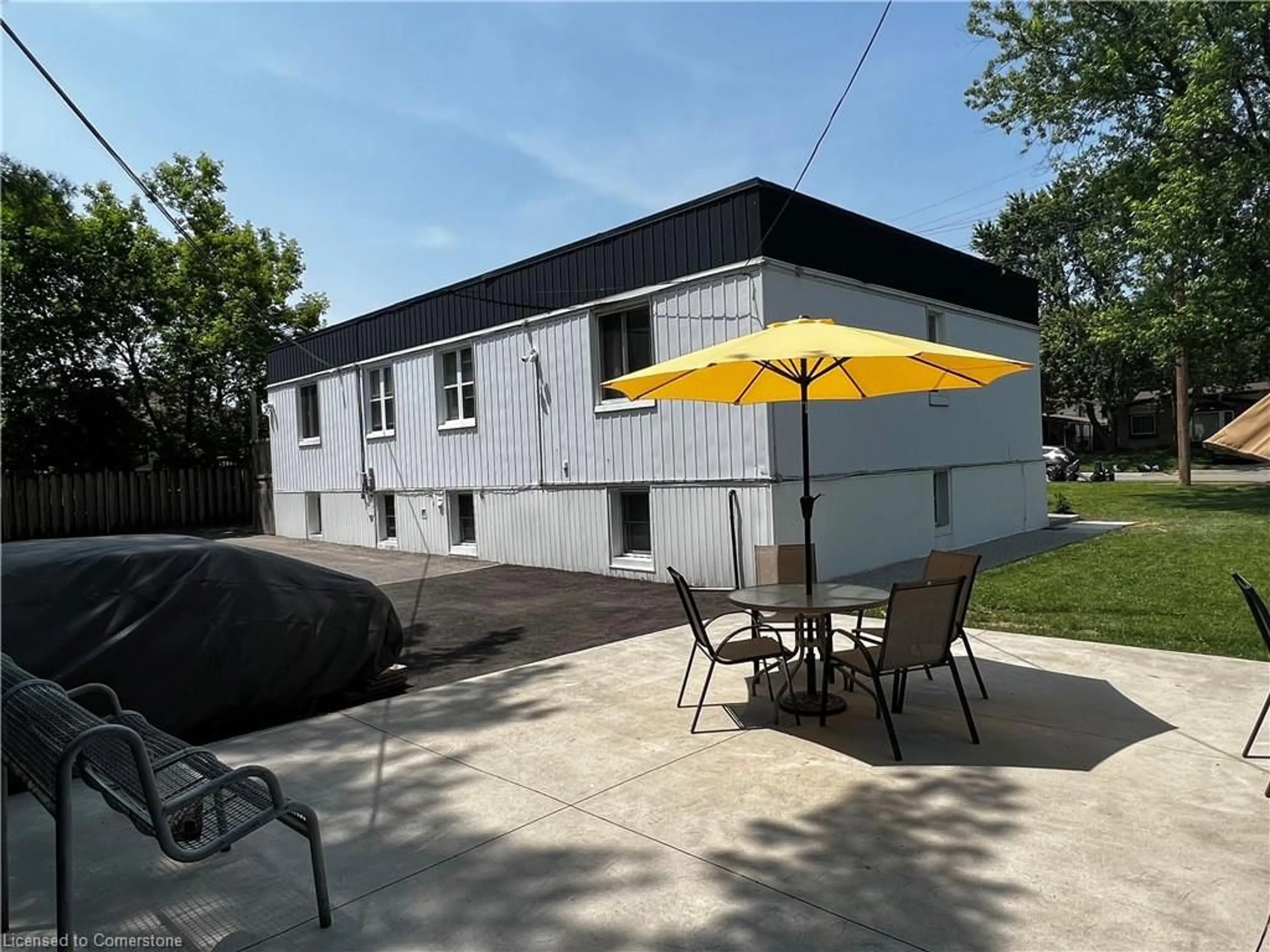 Patio, the front or back of building for 2336 Mountainside Dr, Burlington Ontario L7P 1C2