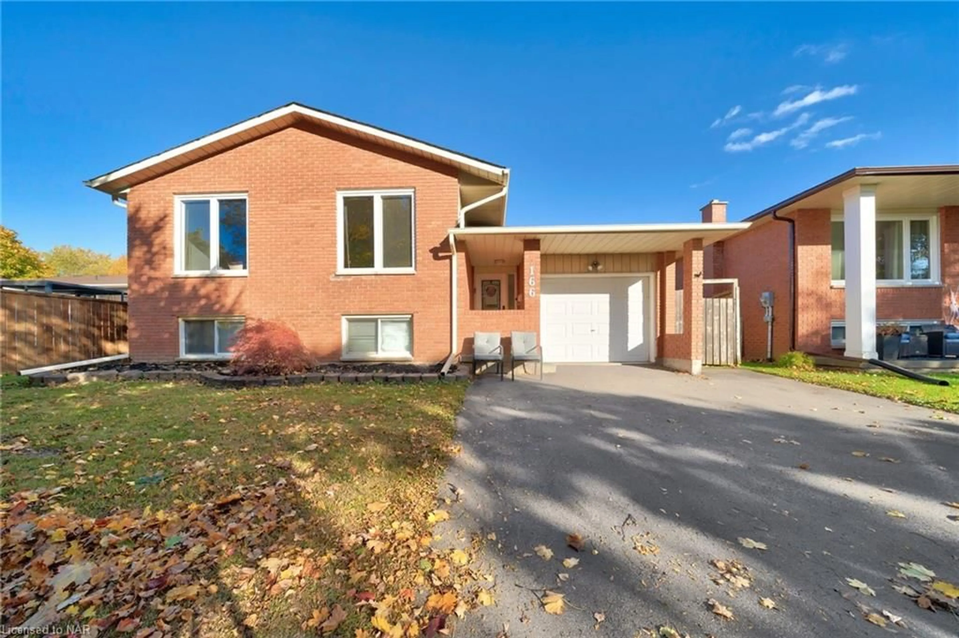 Home with brick exterior material for 166 Bridlewood Dr, Welland Ontario L3C 6L2