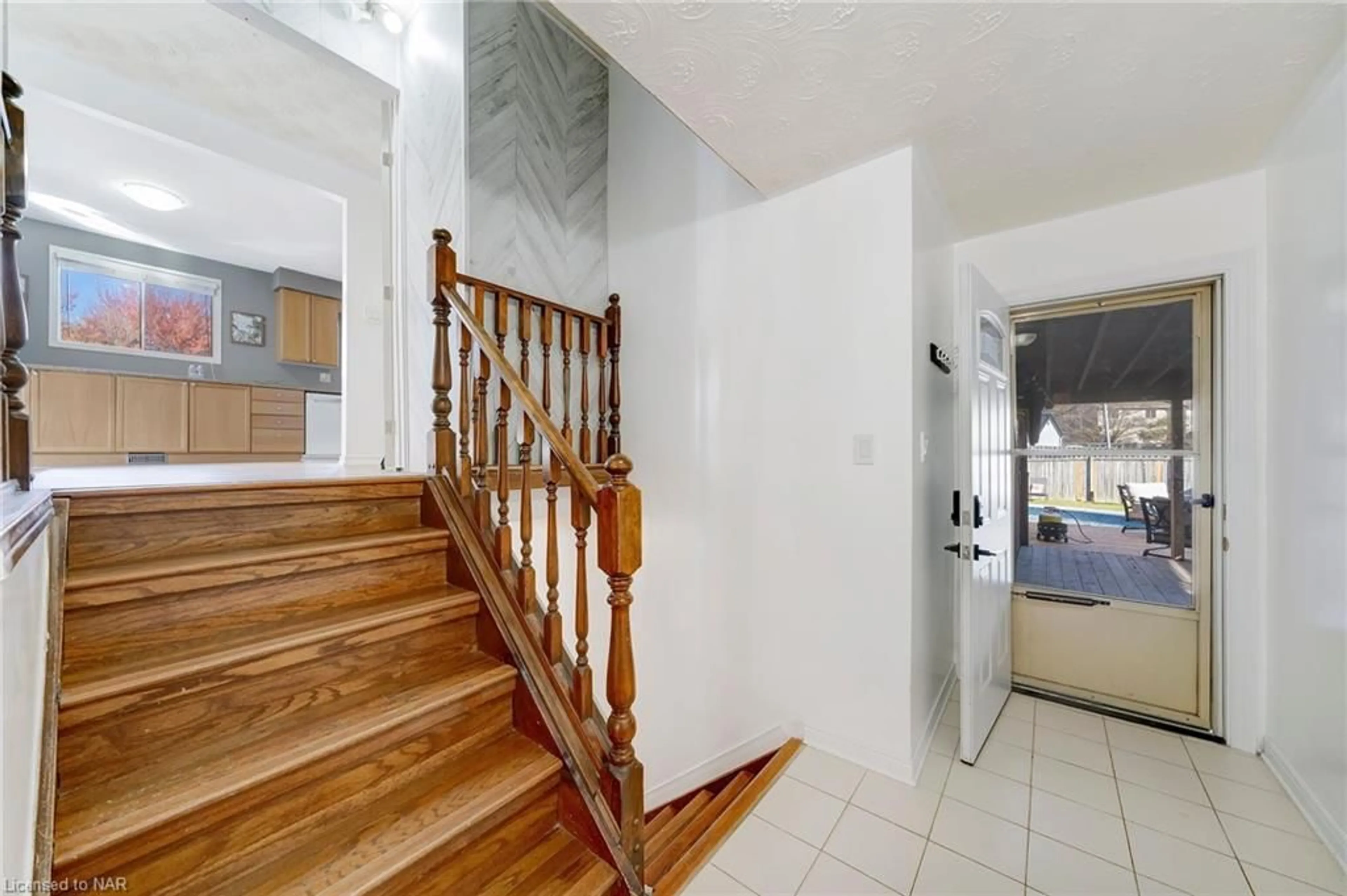 Indoor foyer, wood floors for 166 Bridlewood Dr, Welland Ontario L3C 6L2