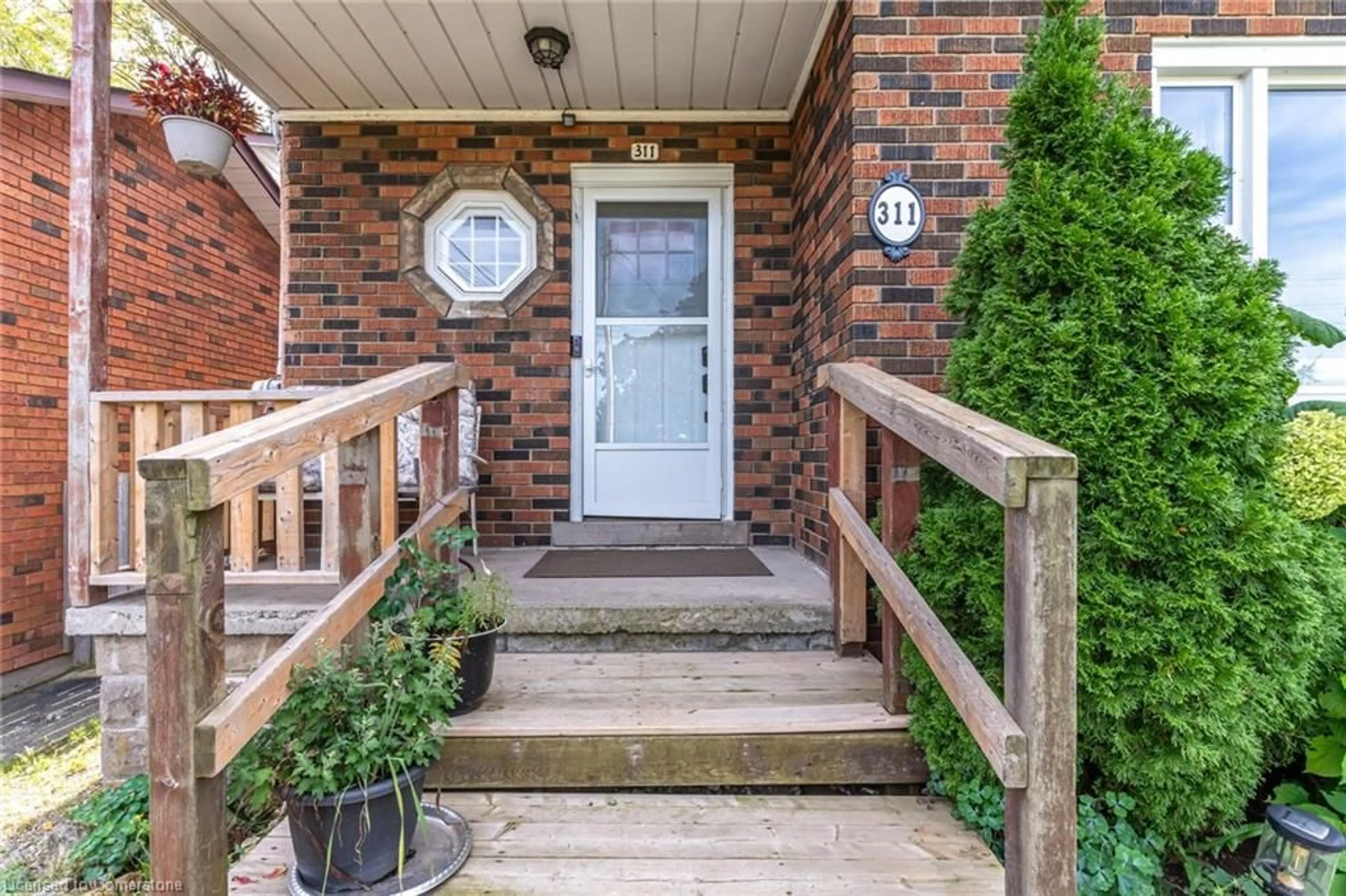 Indoor entryway, wood floors for 311 Sanatorium Rd, Hamilton Ontario L9C 1Z4