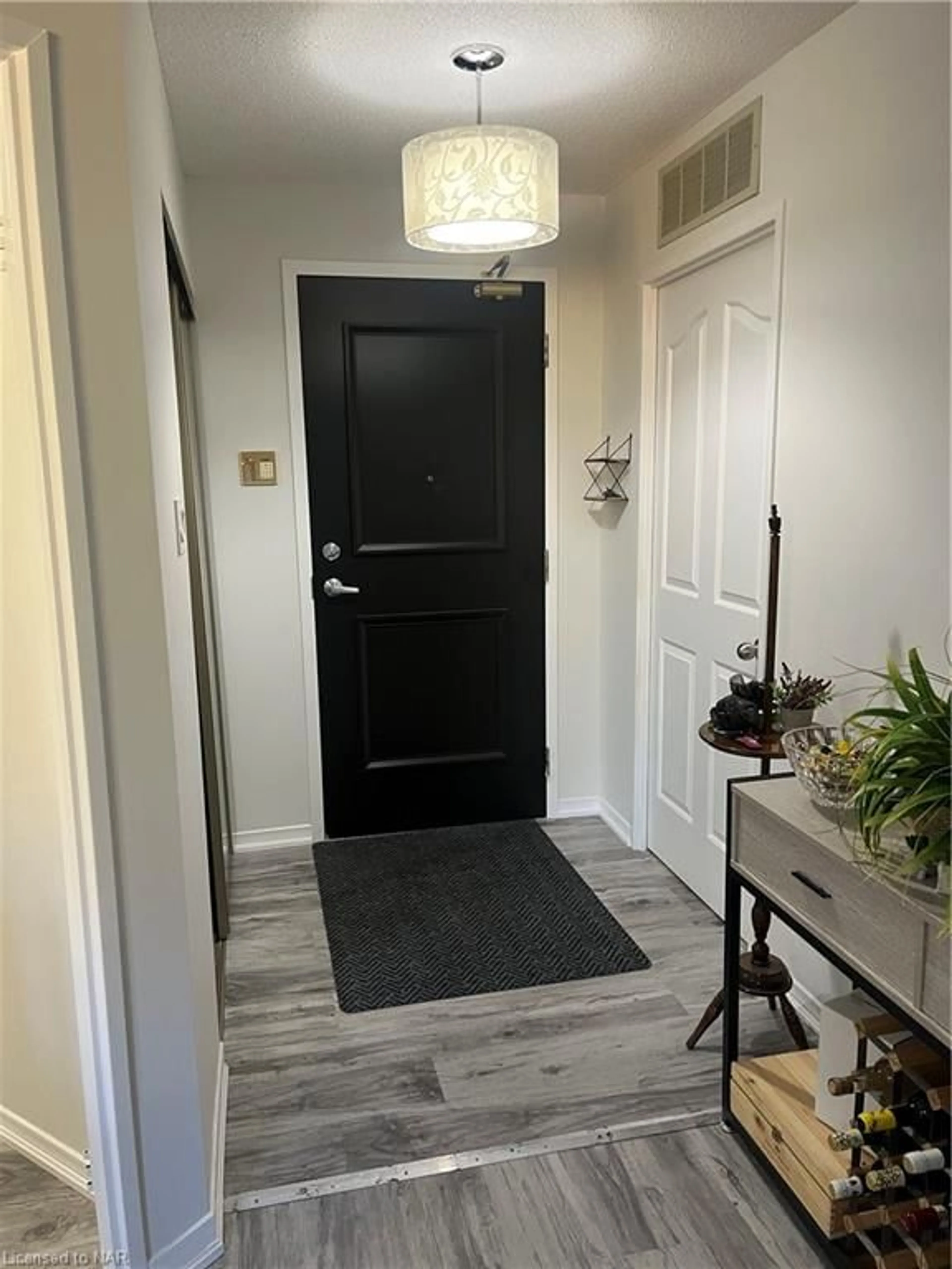 Indoor entryway, wood floors for 8111 Forest Glen Dr #504, Niagara Falls Ontario L2H 2Y7