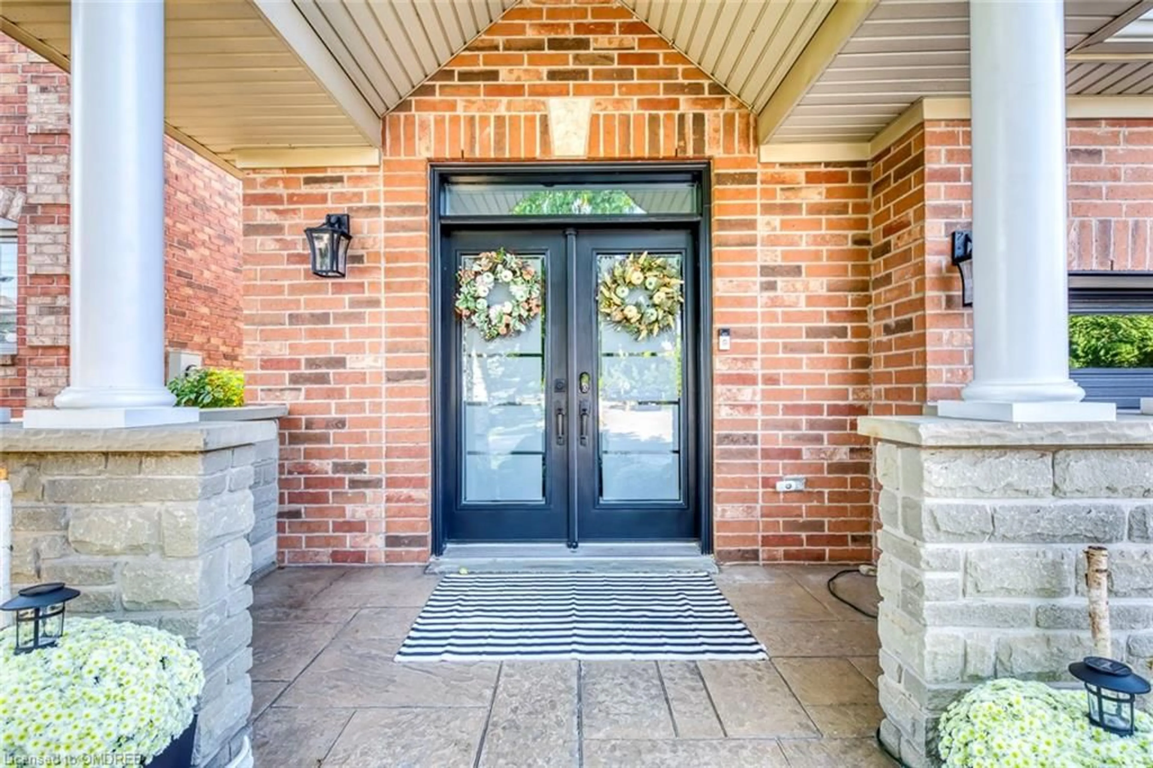 Indoor entryway, wood floors for 1436 Gulledge Trail, Oakville Ontario L6M 3Z8