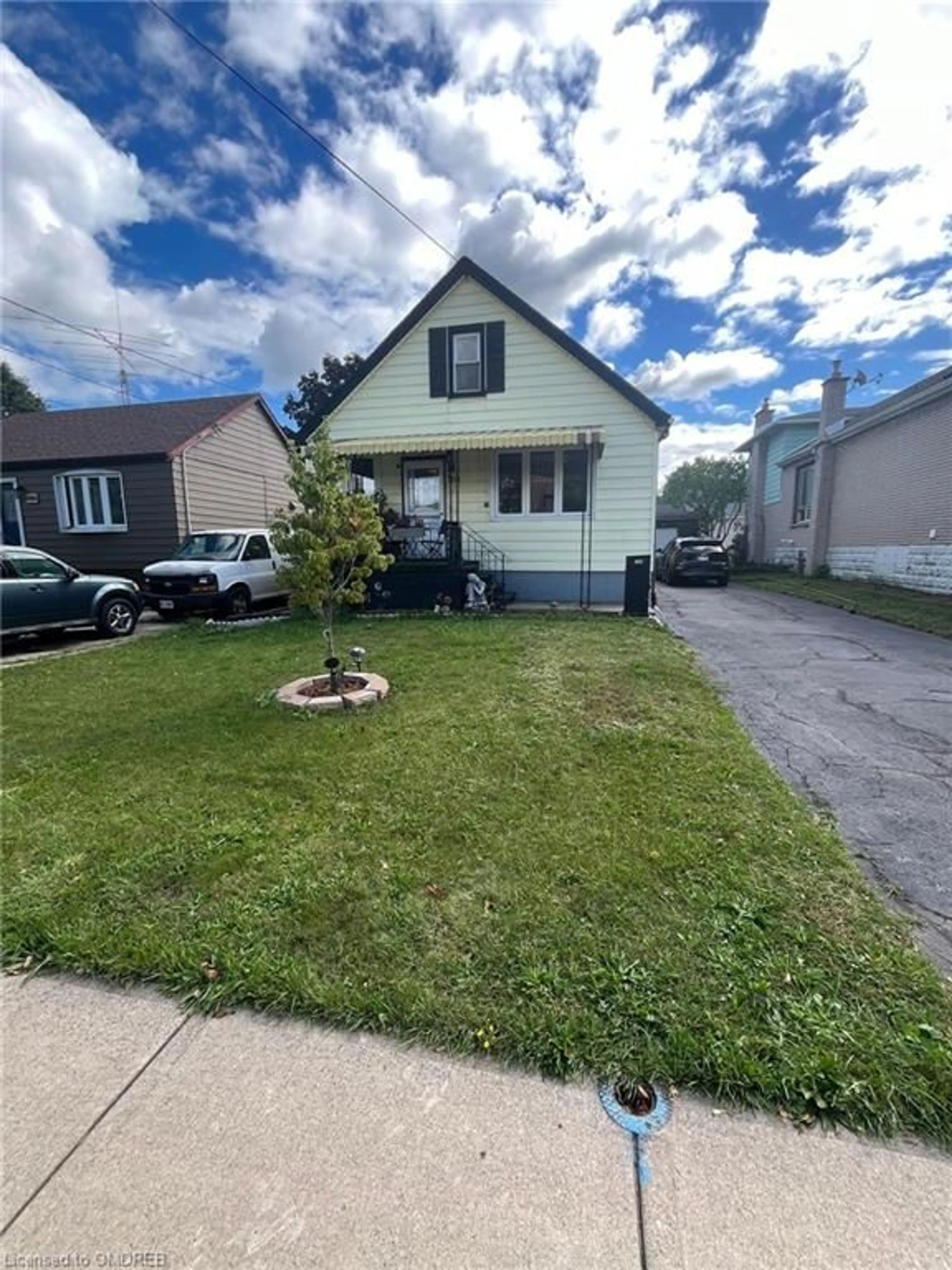 Frontside or backside of a home, cottage for 704 Burgess Ave, Hamilton Ontario L8H 6J4