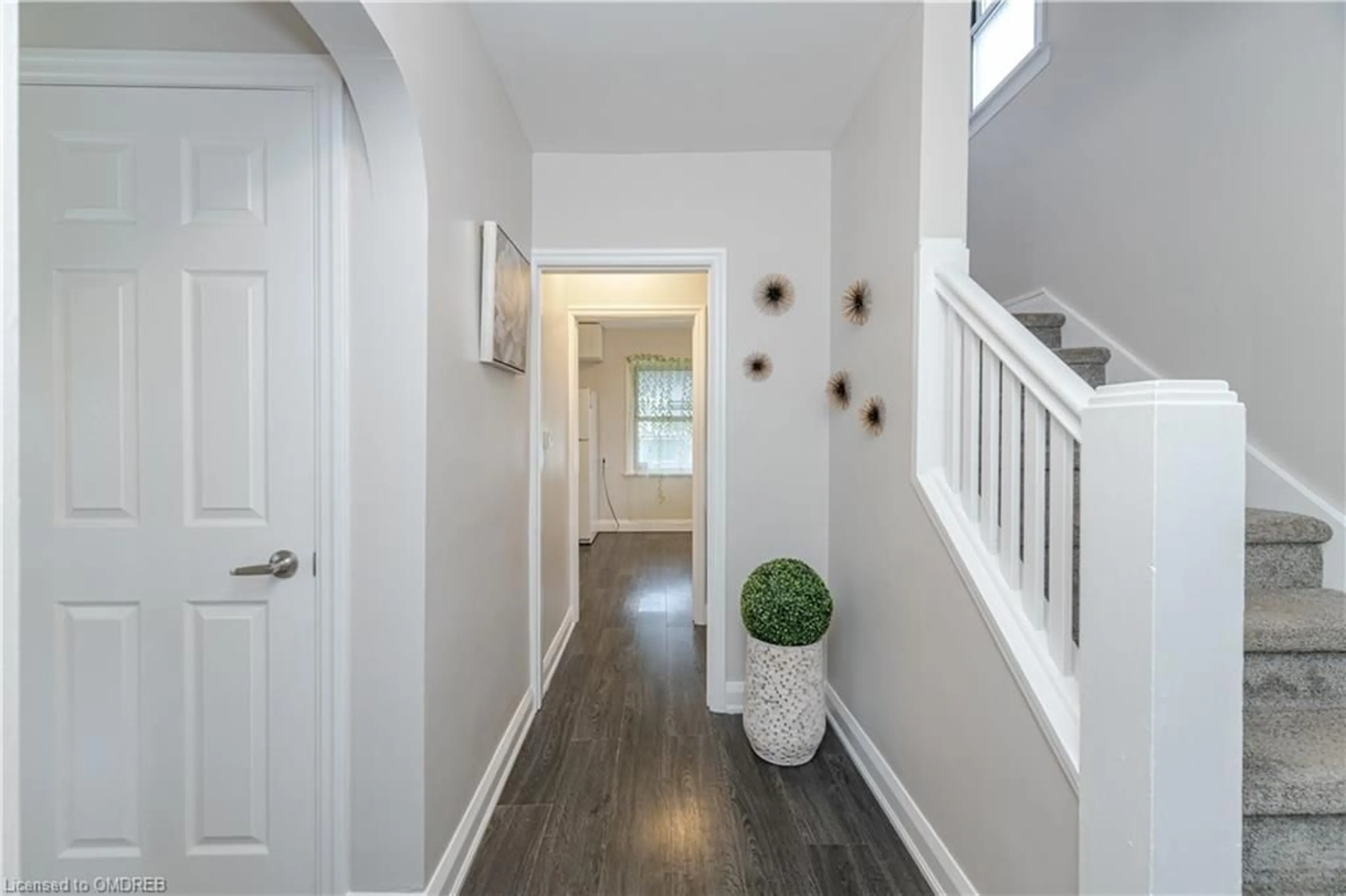 Indoor entryway, wood floors for 29 Princess St, St. Catharines Ontario L2P 2R2