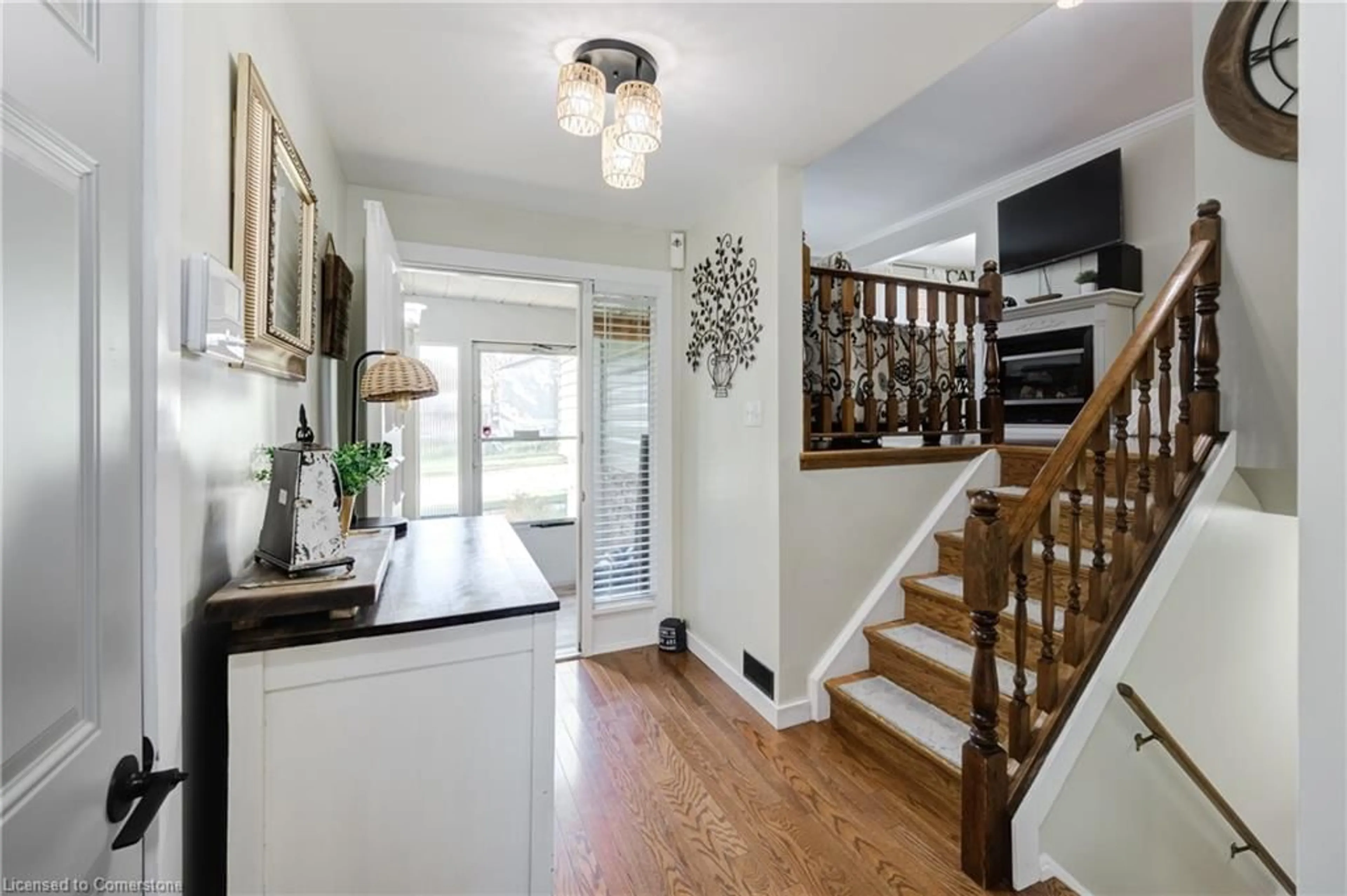 Indoor entryway, wood floors for 435 Lampman Pl, Woodstock Ontario N4S 8L7