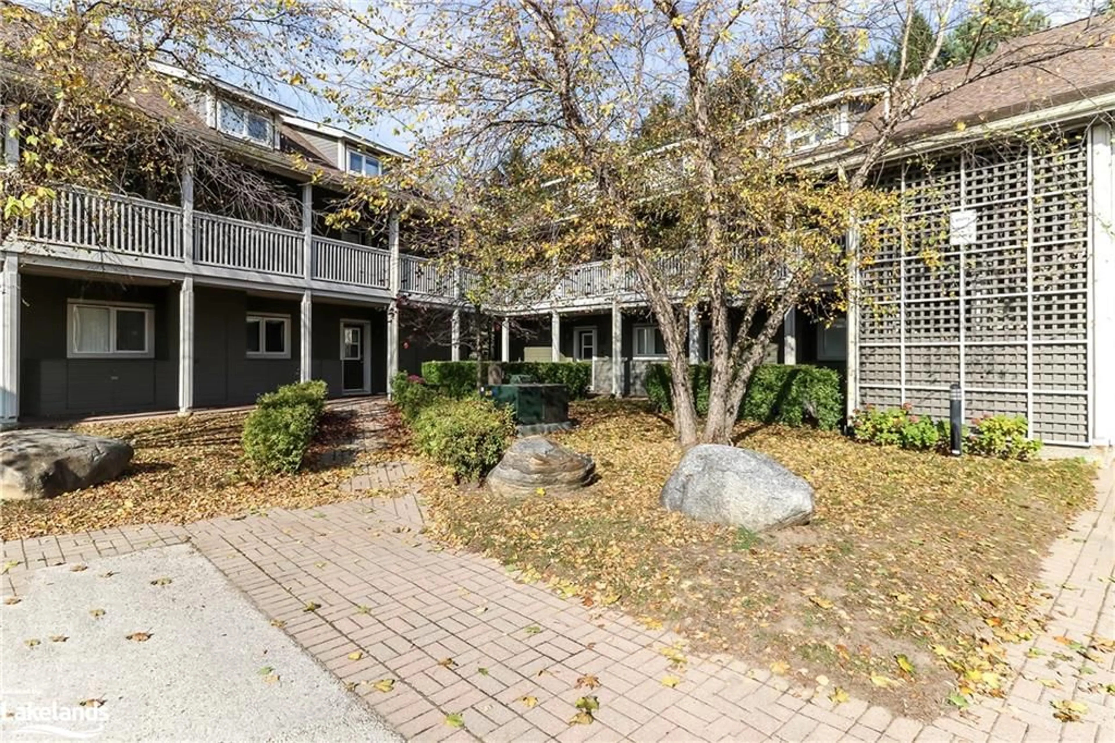 A pic from exterior of the house or condo, the front or back of building for 938 Cedar Pointe Crt, Collingwood Ontario L9Y 5C7