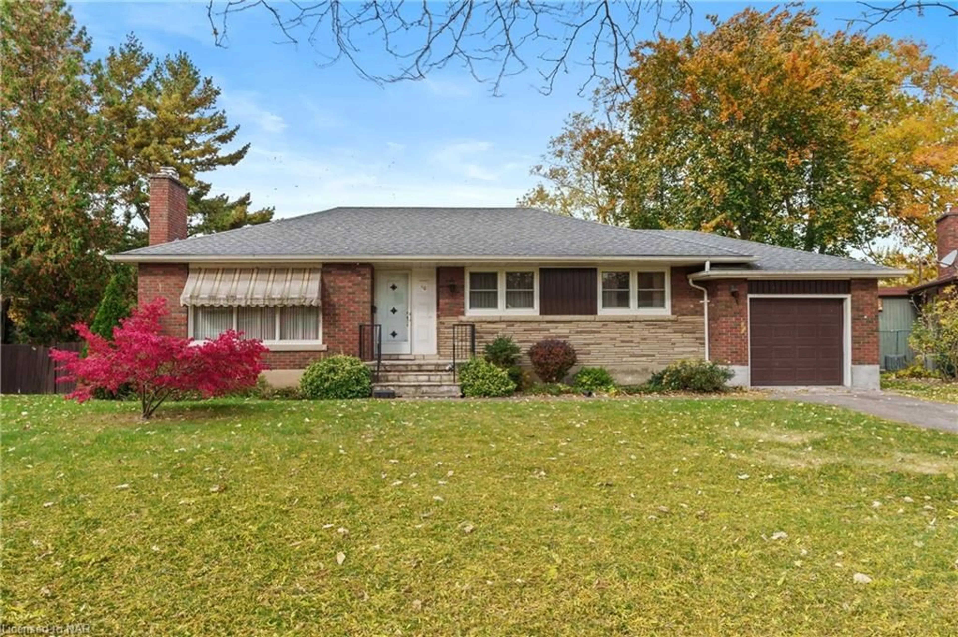 Home with brick exterior material for 10 West Hampton Rd, St. Catharines Ontario L2T 3E5