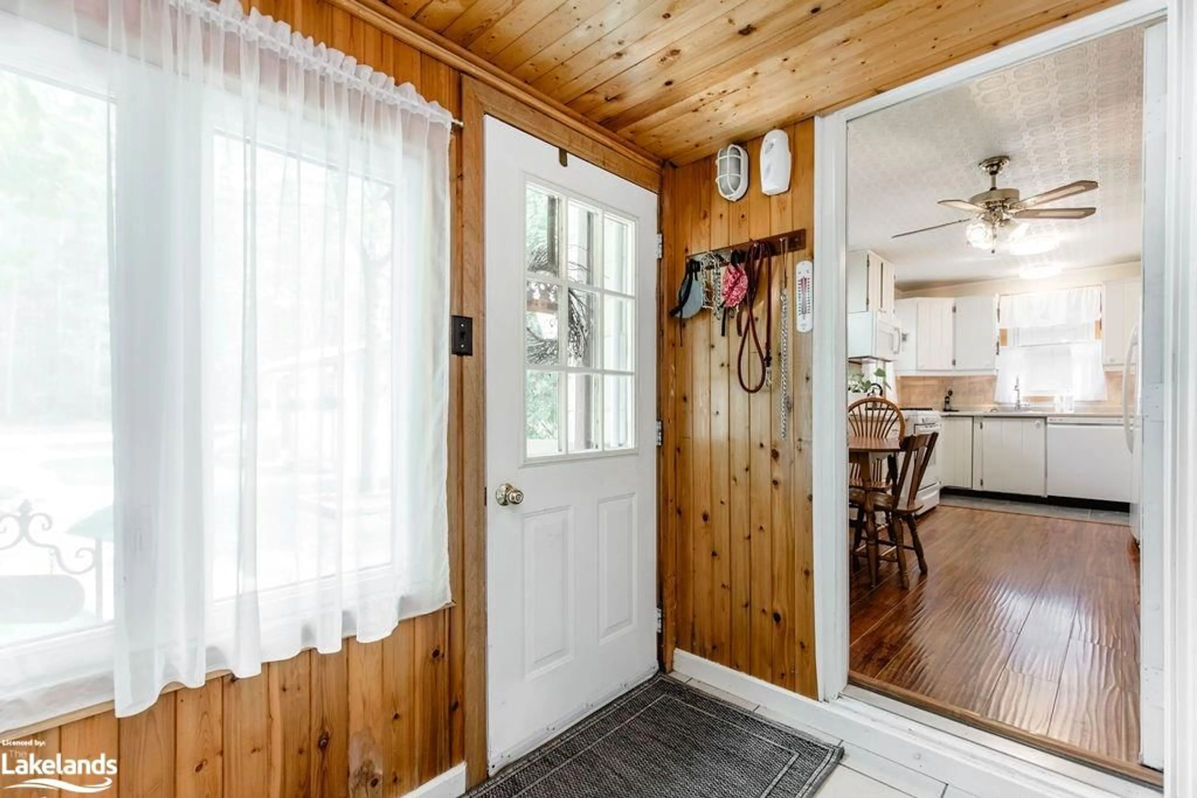 Indoor entryway, wood floors for 72 Stroud Cres, Wasaga Beach Ontario L9Z 2T5