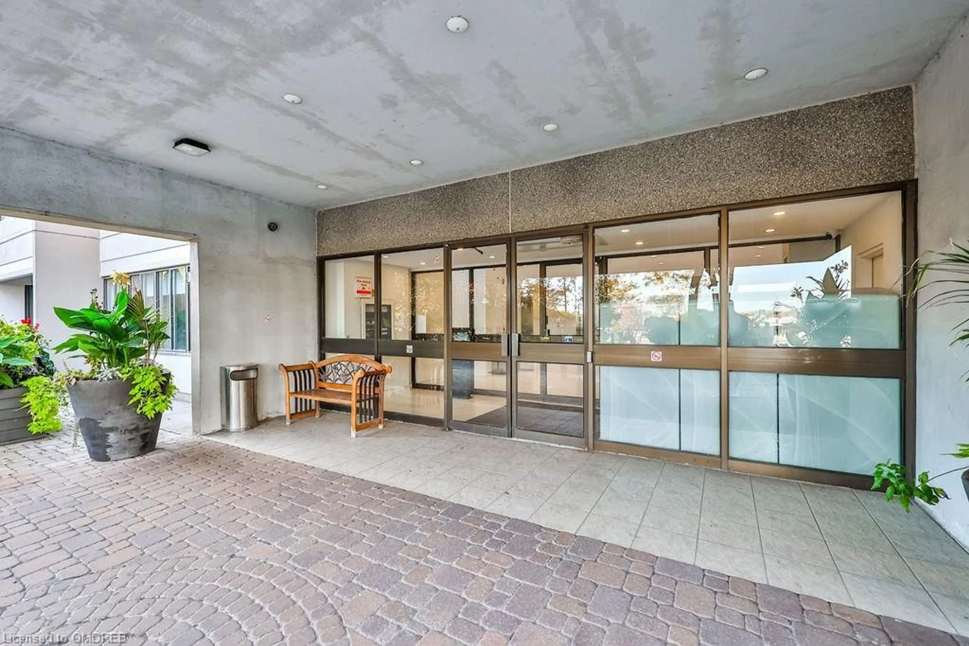 Indoor foyer, cement floor for 1580 Mississauga Valley Blvd #1012, Peel Ontario L5A 3T8