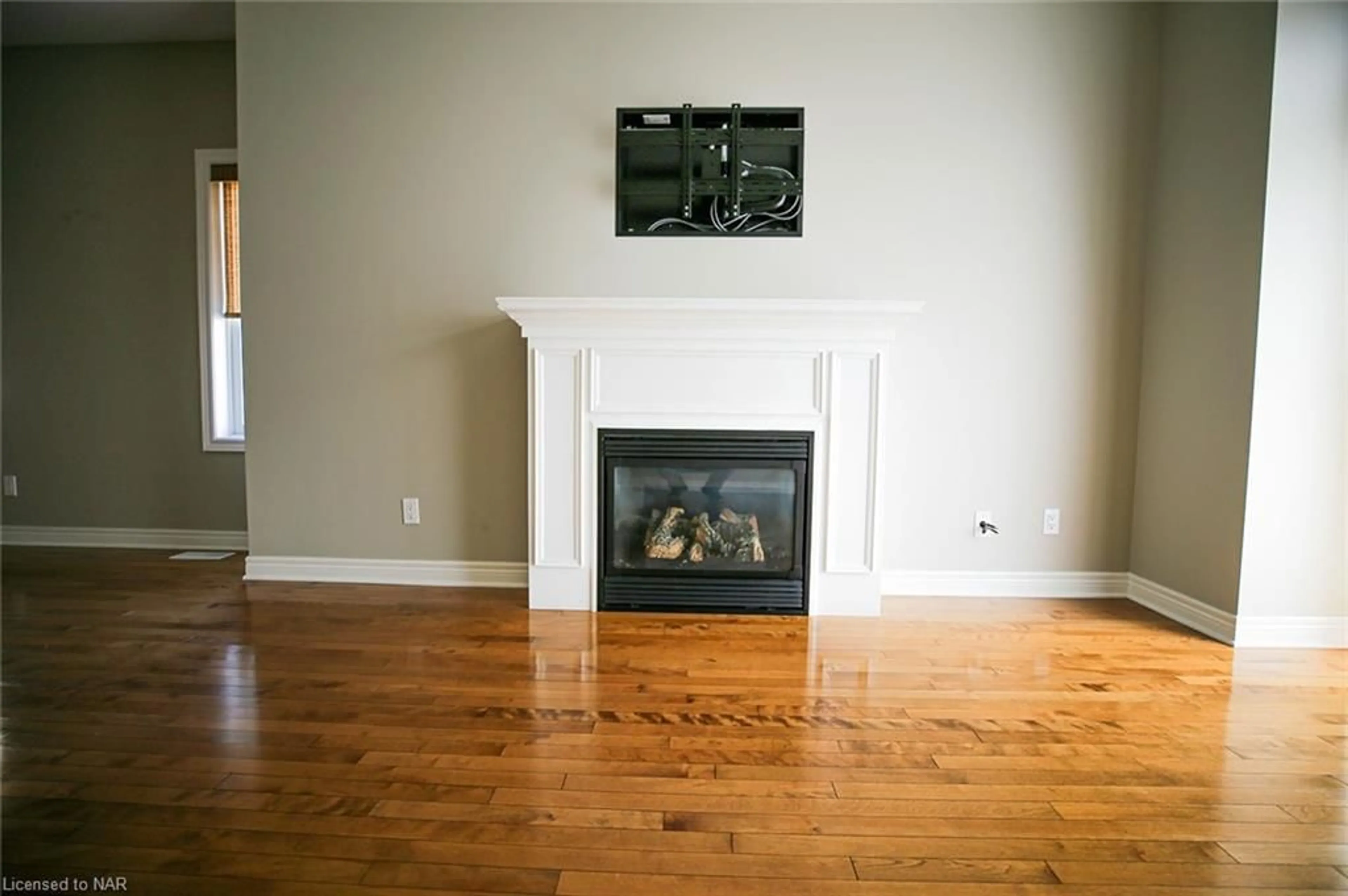 Living room, wood floors for 4300 Kalar Rd #11, Niagara Falls Ontario L2H 1S7