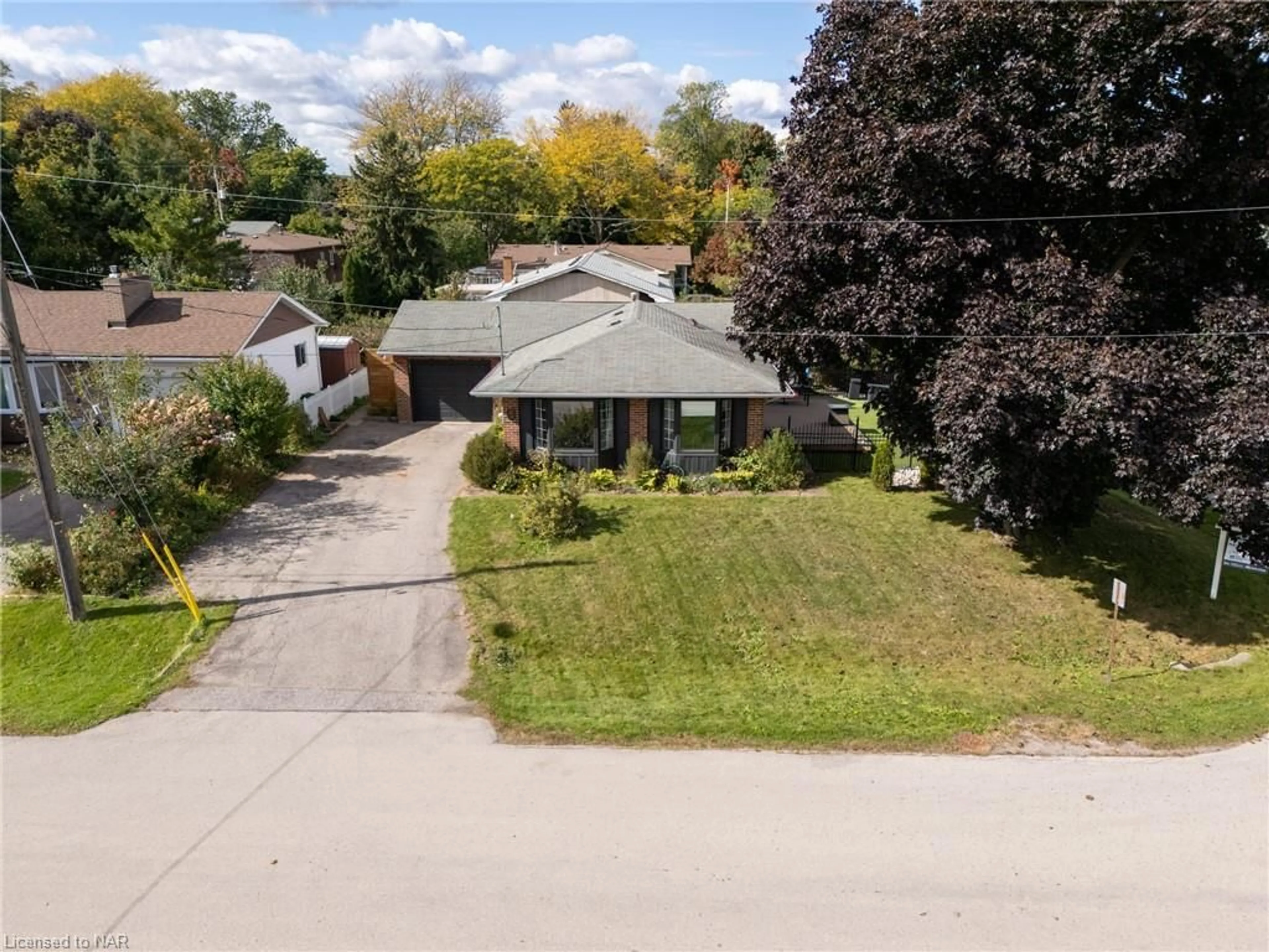 Frontside or backside of a home, the street view for 2 Brentwood Rd, Grimsby Ontario L3M 3V4