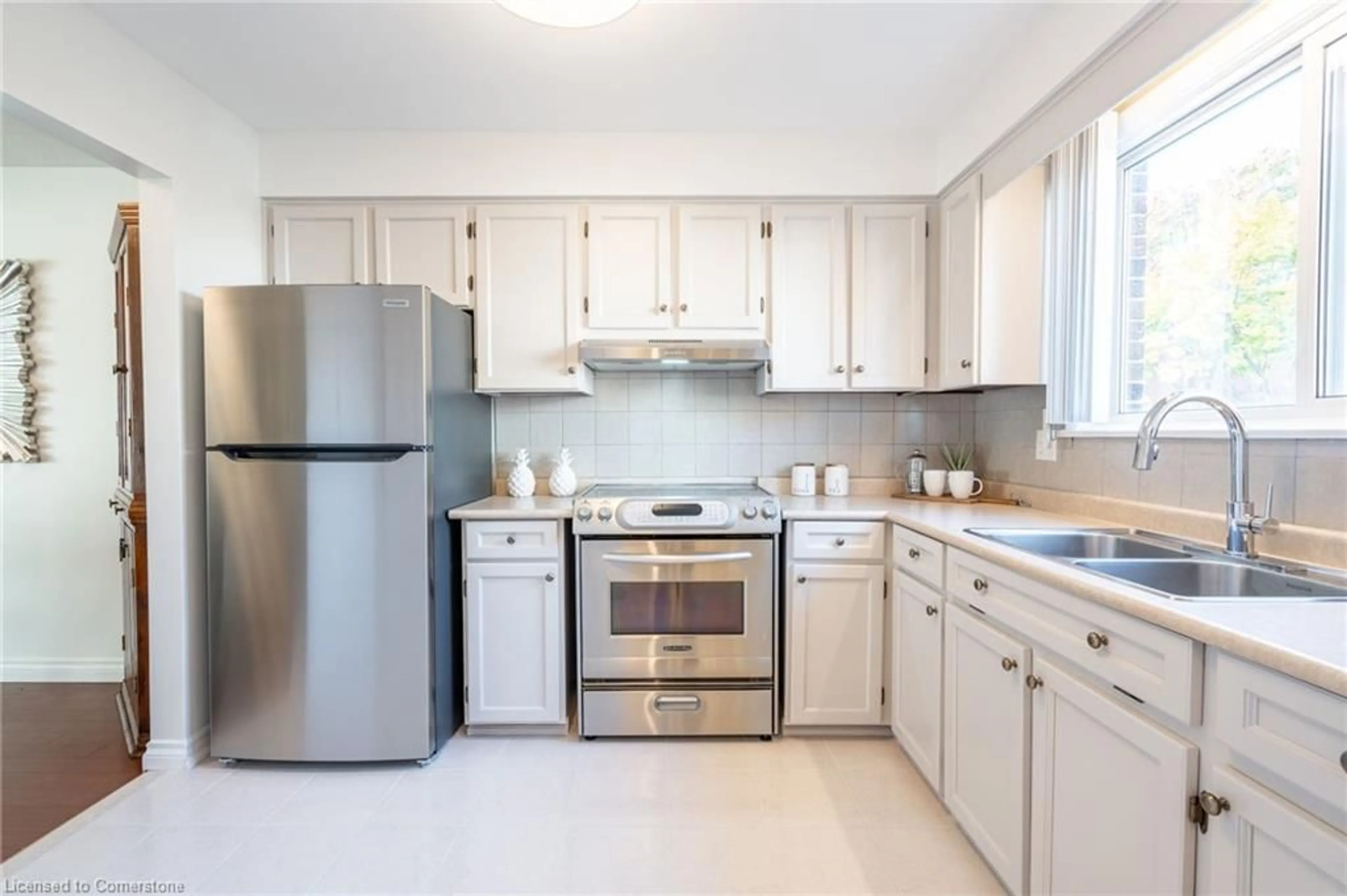 Standard kitchen, wood floors, cottage for 586 Renforth Dr #40, Etobicoke Ontario M9C 2N5