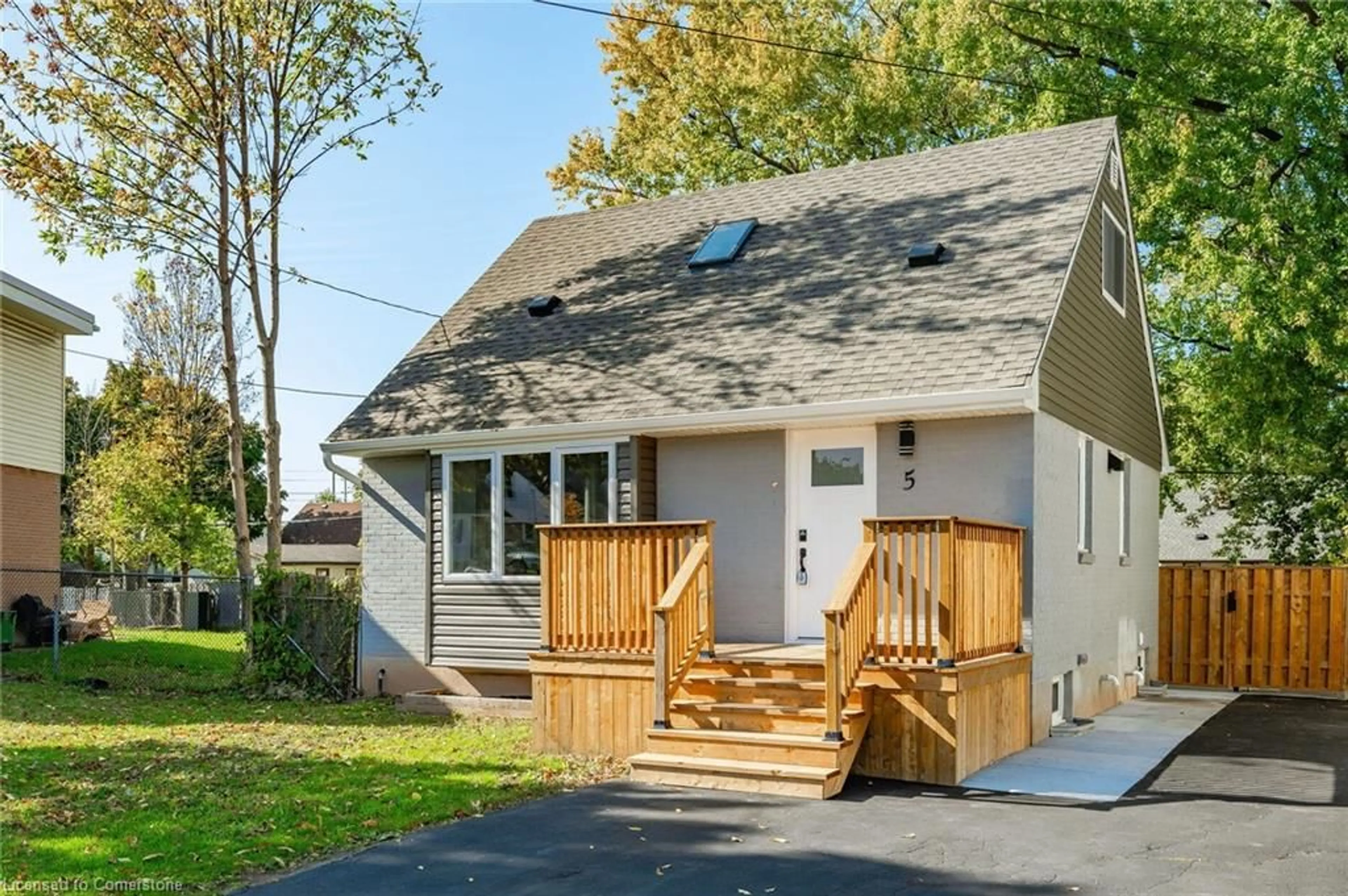 Frontside or backside of a home, cottage for 5 Lewis St, Hamilton Ontario L8H 6C3